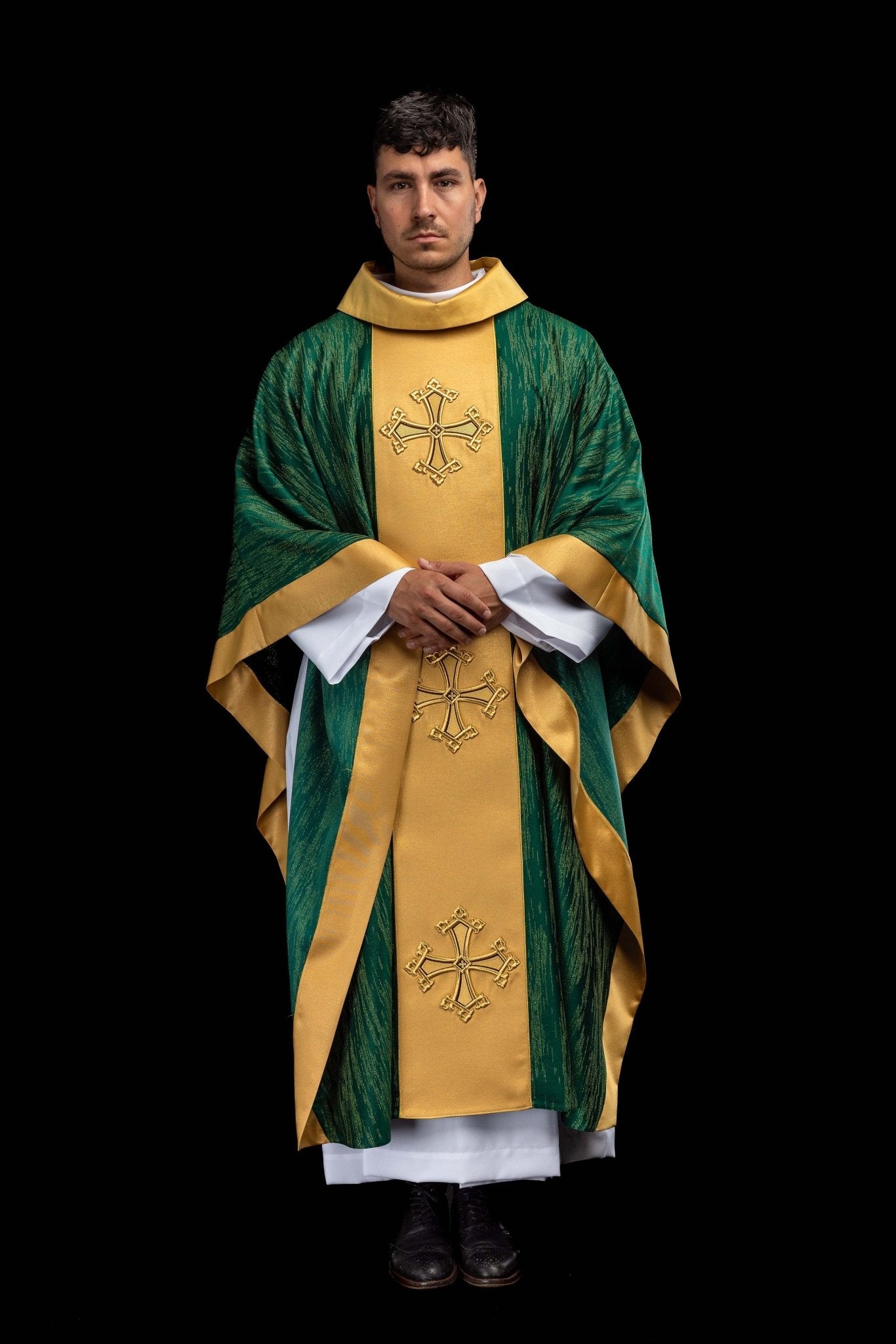 Casulla verde con motivo bordado de cruz y franja sobre tejido ornamental LE/7034/01 - CASULLAS.ES