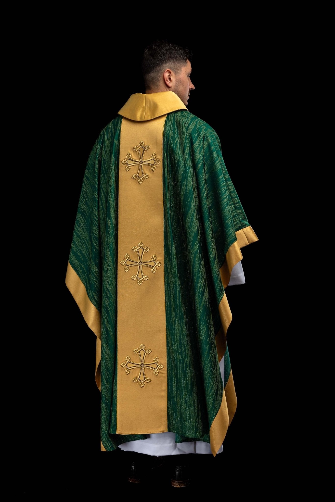 Casulla verde con motivo bordado de cruz y franja sobre tejido ornamental LE/7034/01 - CASULLAS.ES