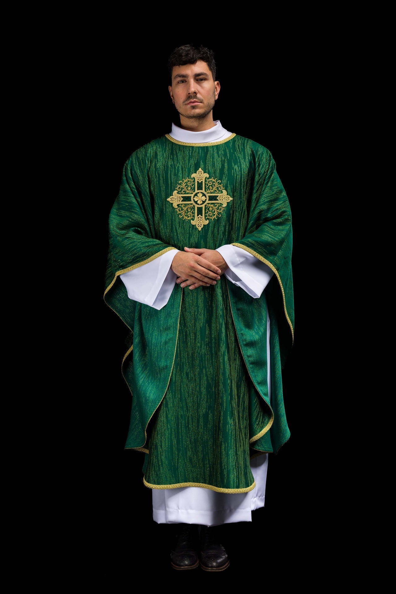 Casulla verde con motivo de cruz bordada en tejido decorativo KOA/006/01/99 - CASULLAS.ES
