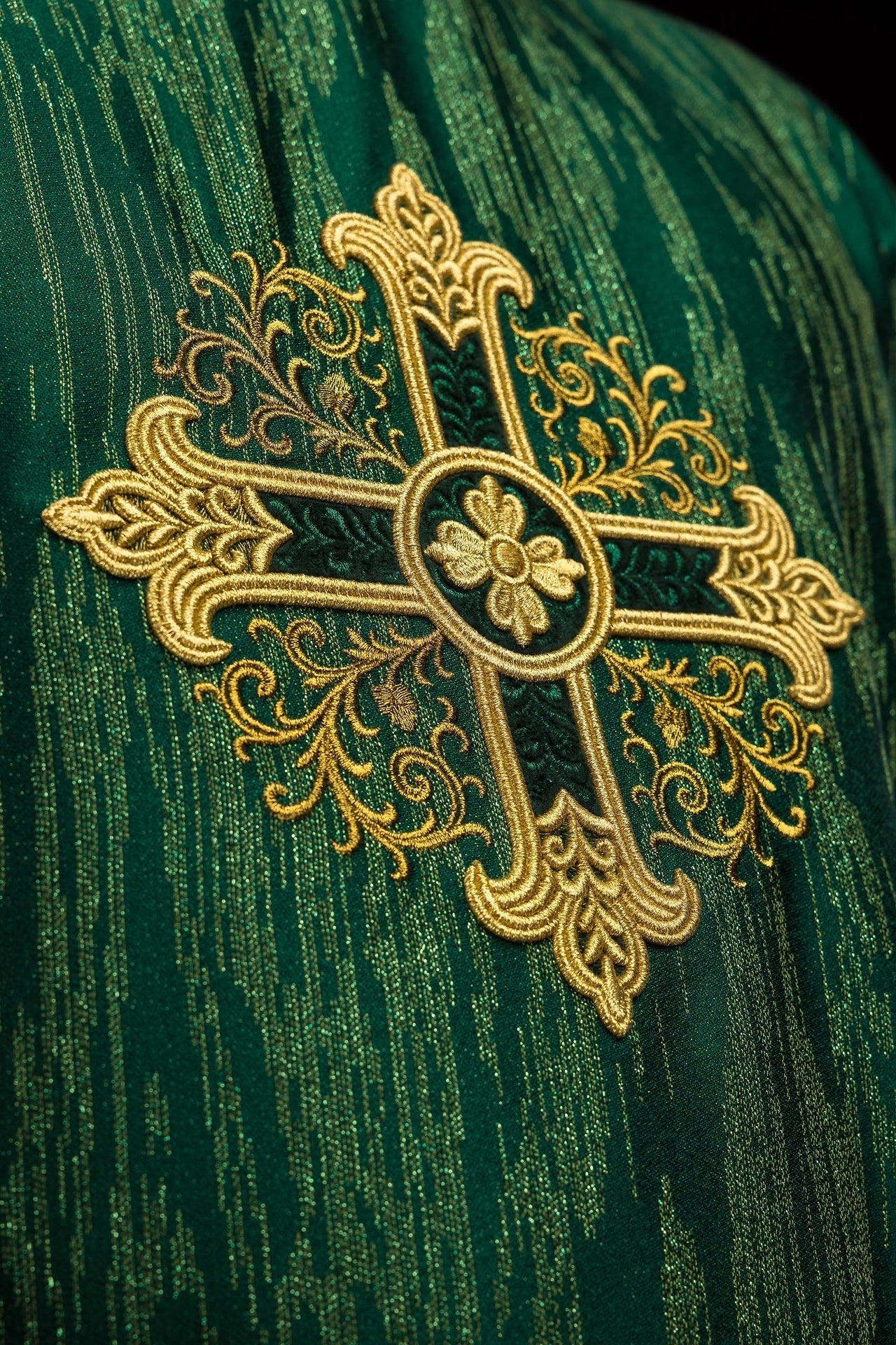 Casulla verde con motivo de cruz bordada en tejido decorativo KOA/006/01/99 - CASULLAS.ES