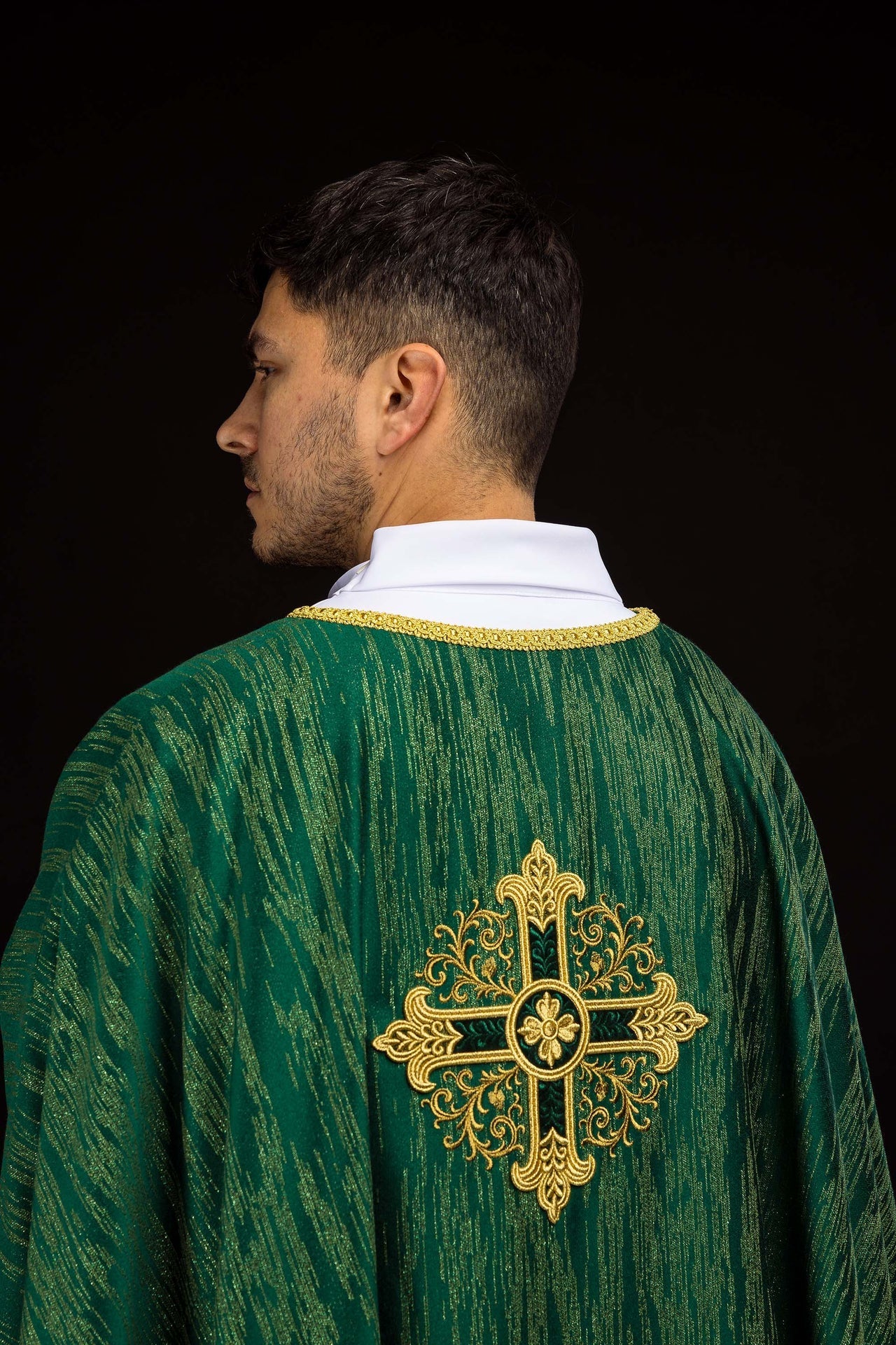 Casulla verde con motivo de cruz bordada en tejido decorativo KOA/006/01/99 - CASULLAS.ES