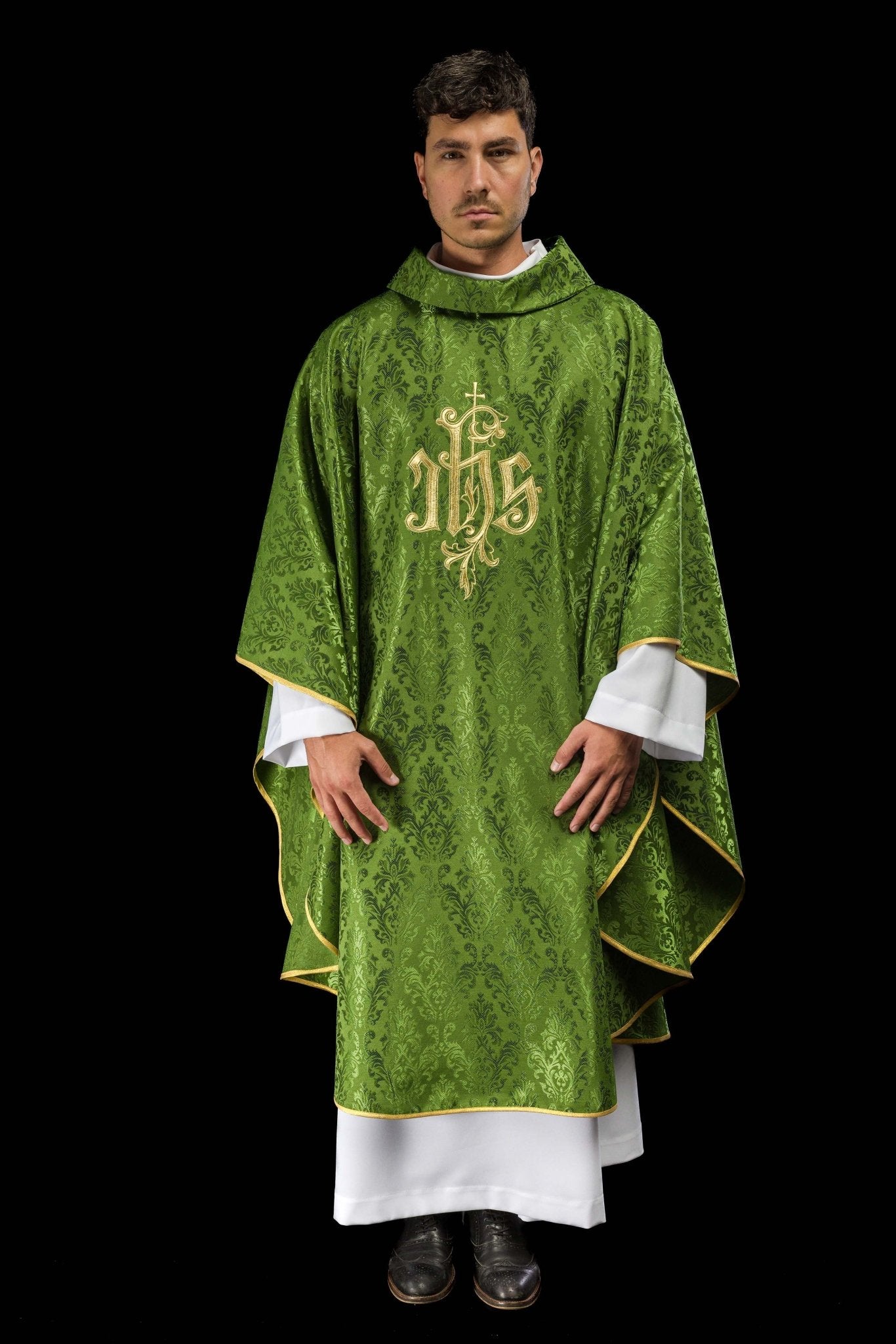 Casulla verde con motivo IHS bordado en tela decorativa LE/7032/01 - CASULLAS.ES