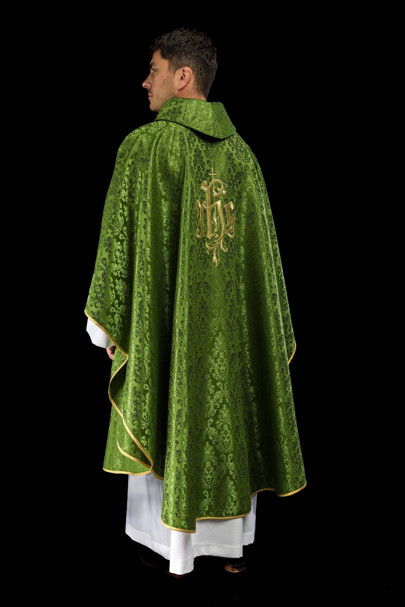 Casulla verde con motivo IHS bordado en tela decorativa LE/7032/01 - CASULLAS.ES