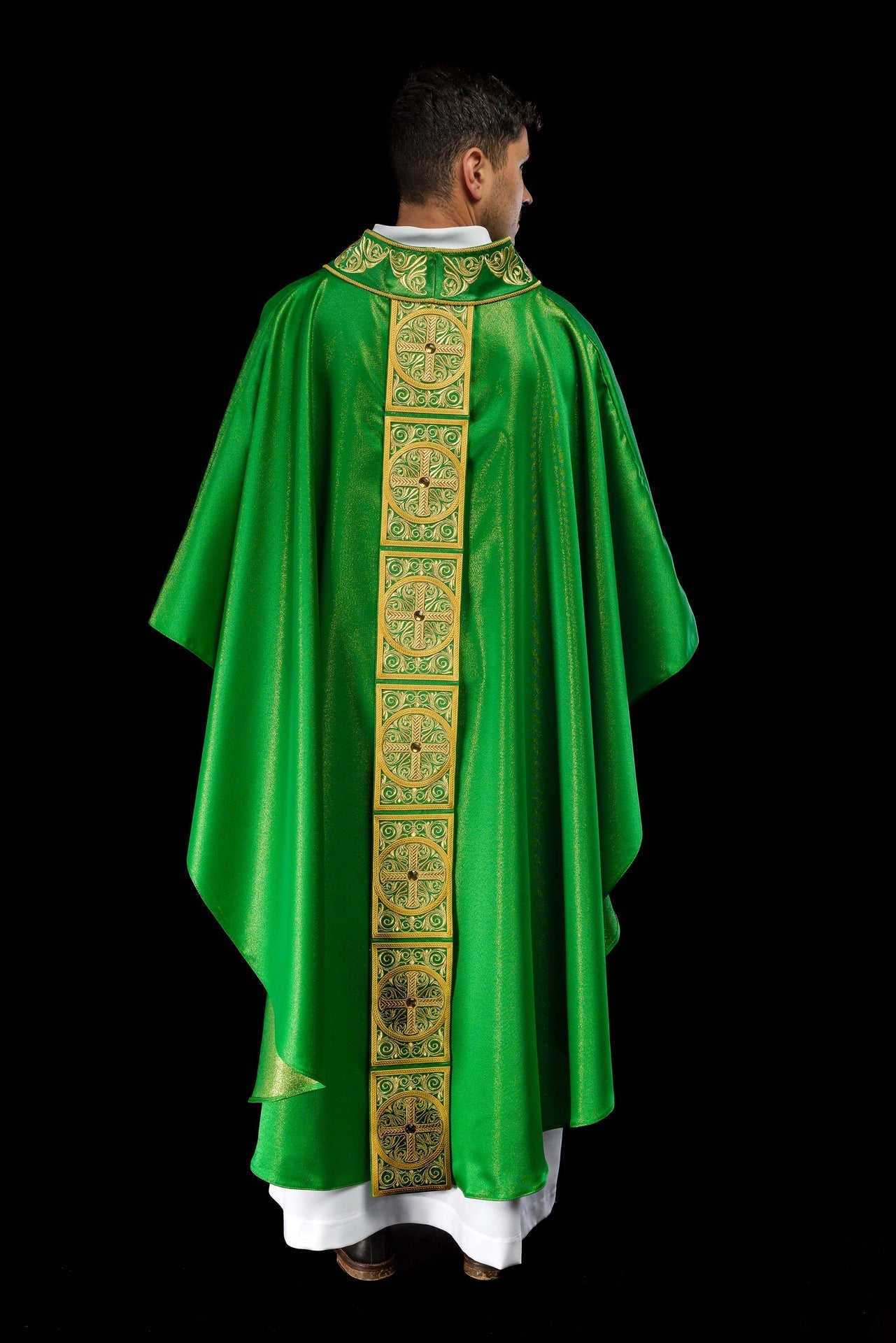 Casulla verde ricamente bordada y decorada con piedras LE/7012/01 - CASULLAS.ES