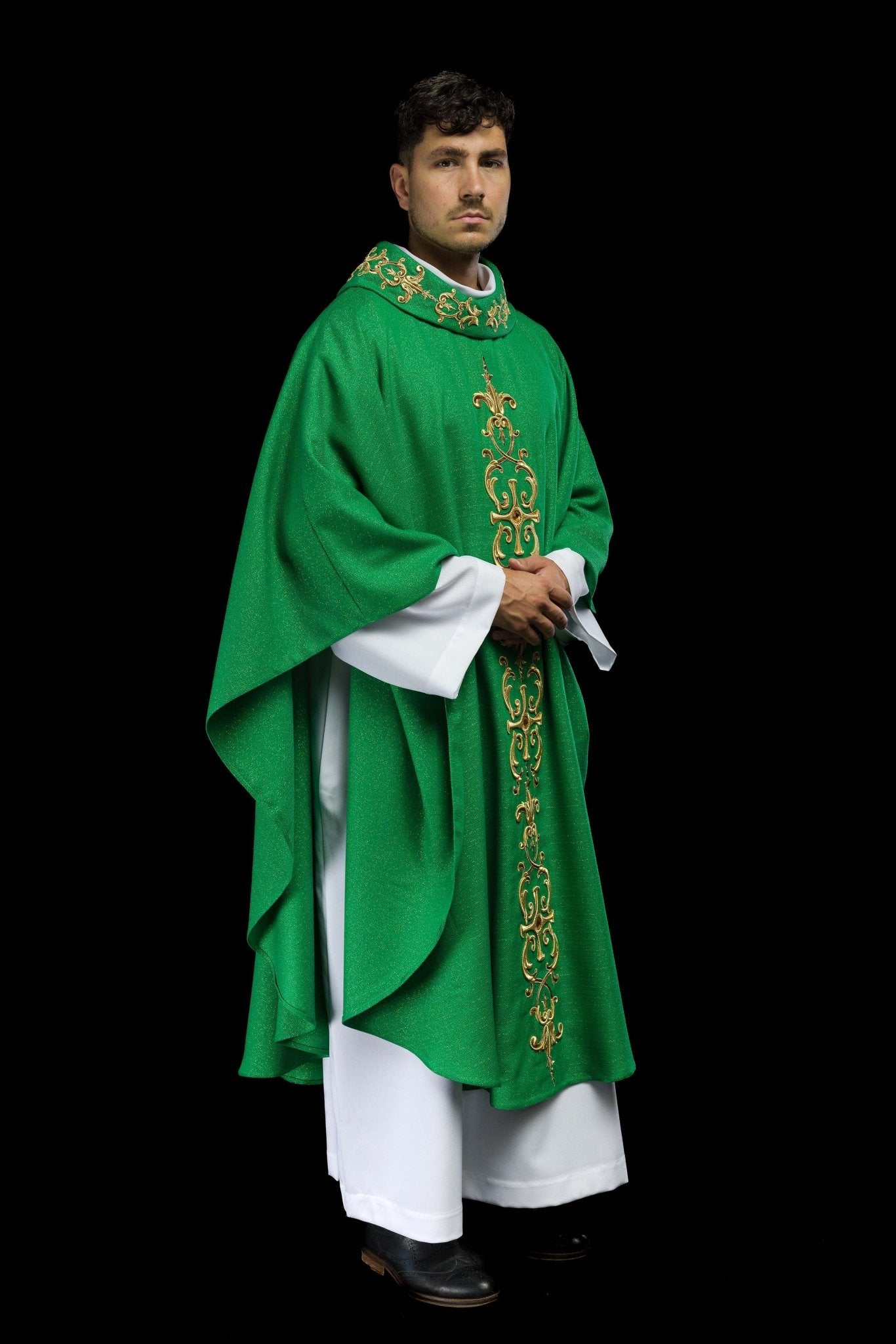 Casulla verde ricamente bordada y decorada con piedras LE/7014/01 - CASULLAS.ES