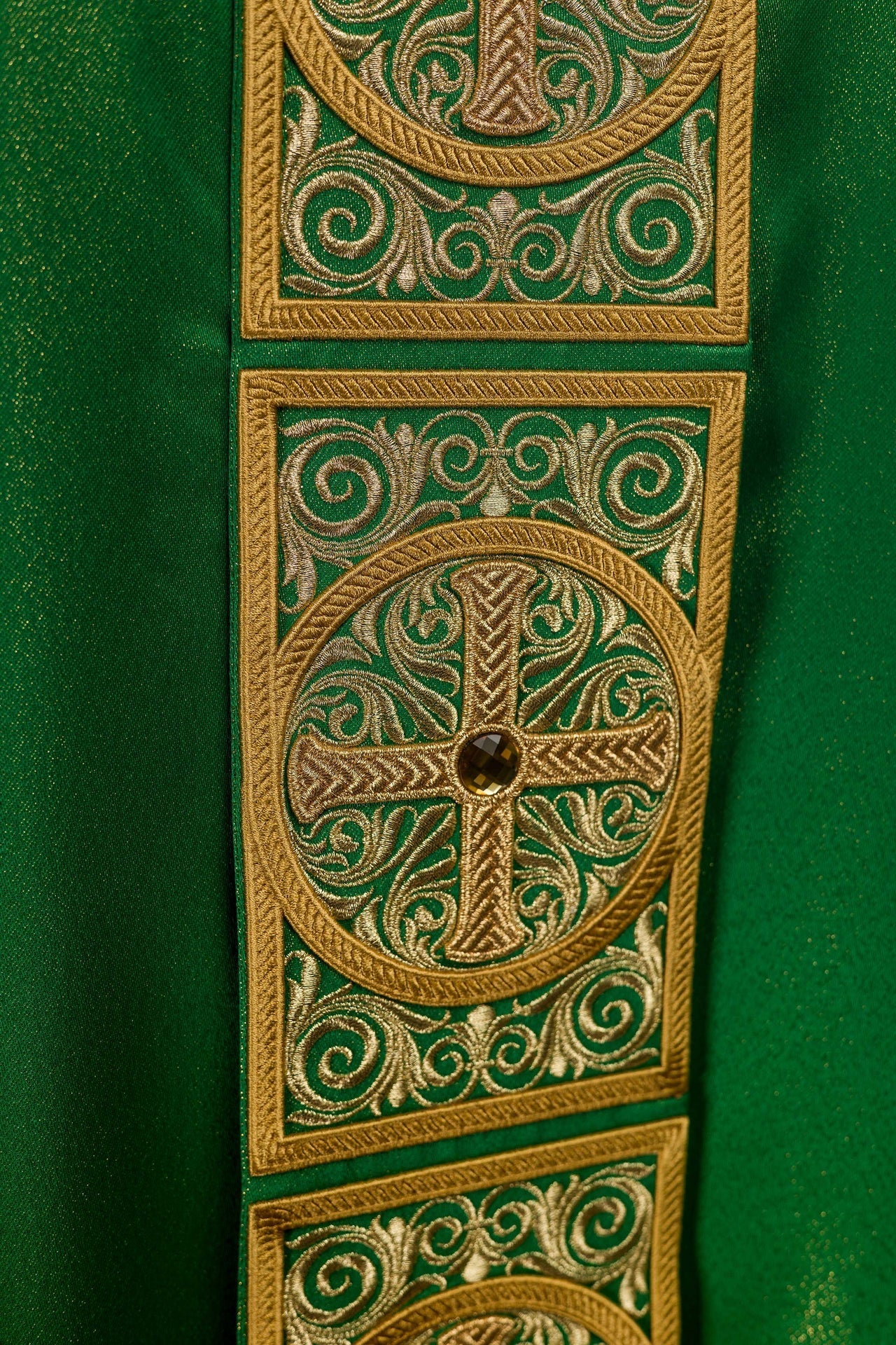 Casulla verde ricamente bordada y decorada con piedras LE/7012/01 - CASULLAS.ES