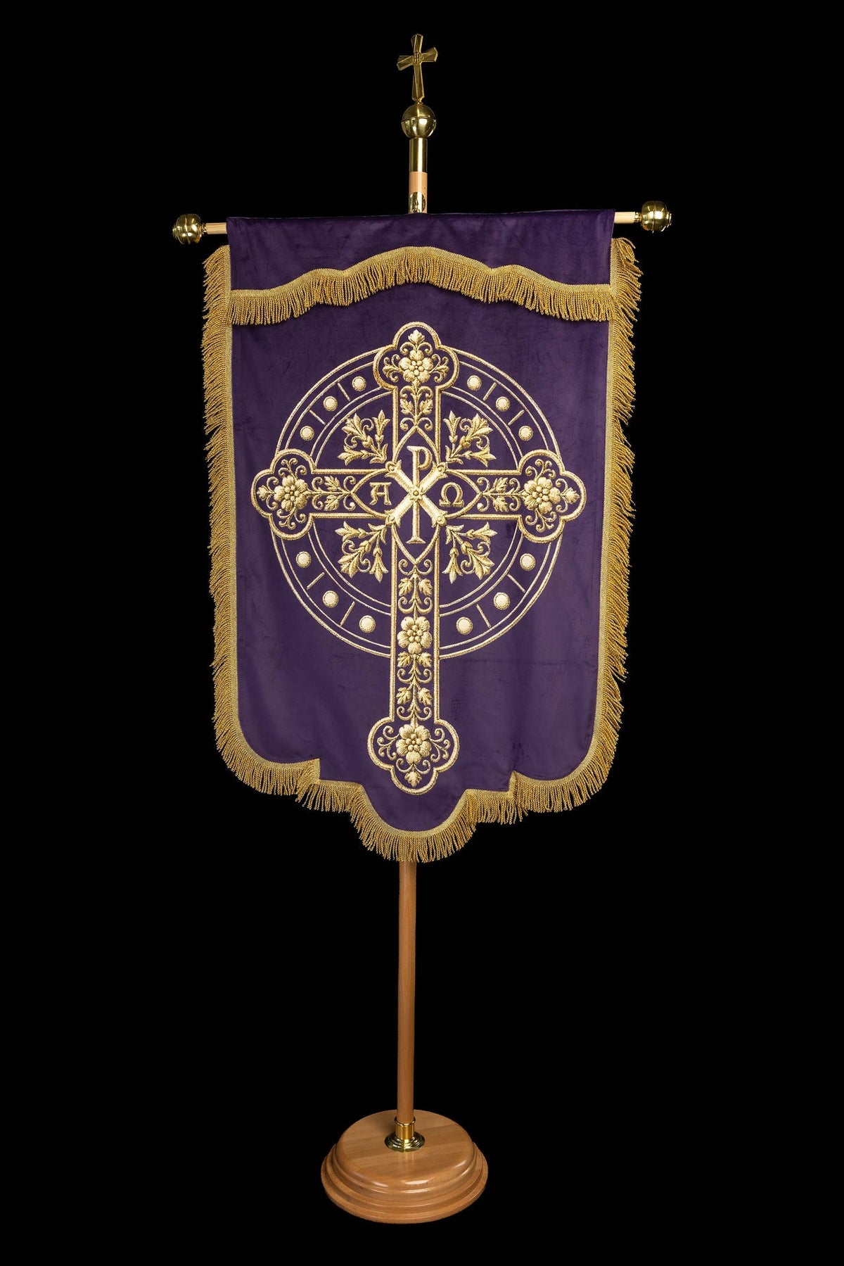 Estandarte morado, vista posterior completa con cruz y símbolo cristiano dorados