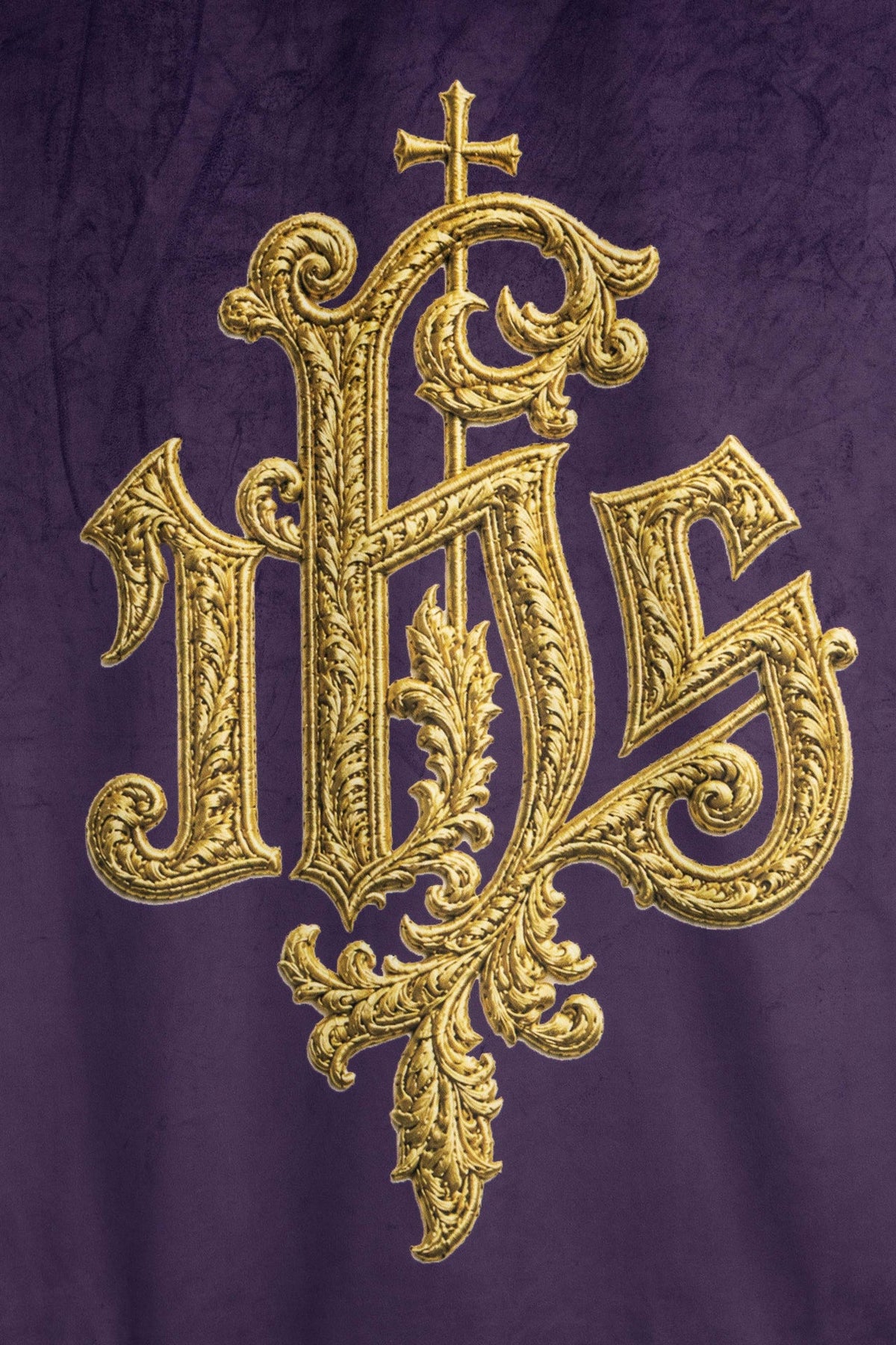 Estandarte morado, primer plano del motivo IHS dorado