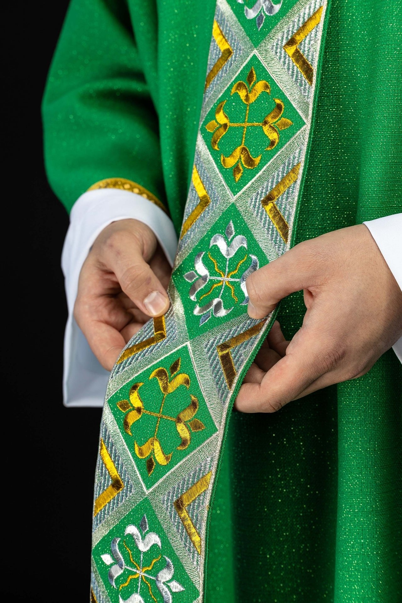 Cíngulo bordado para casulla incluido en el conjunto con la casulla color verde LE/7042/01 - CASULLAS.ES