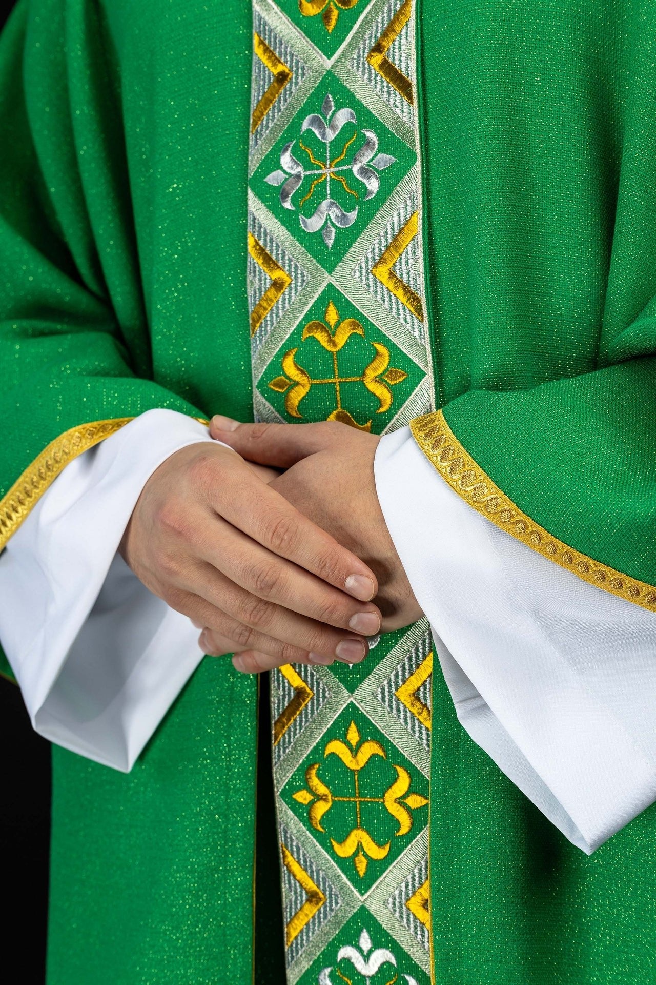 Cíngulo bordado para casulla incluido en el conjunto con la casulla color verde LE/7042/01 - CASULLAS.ES