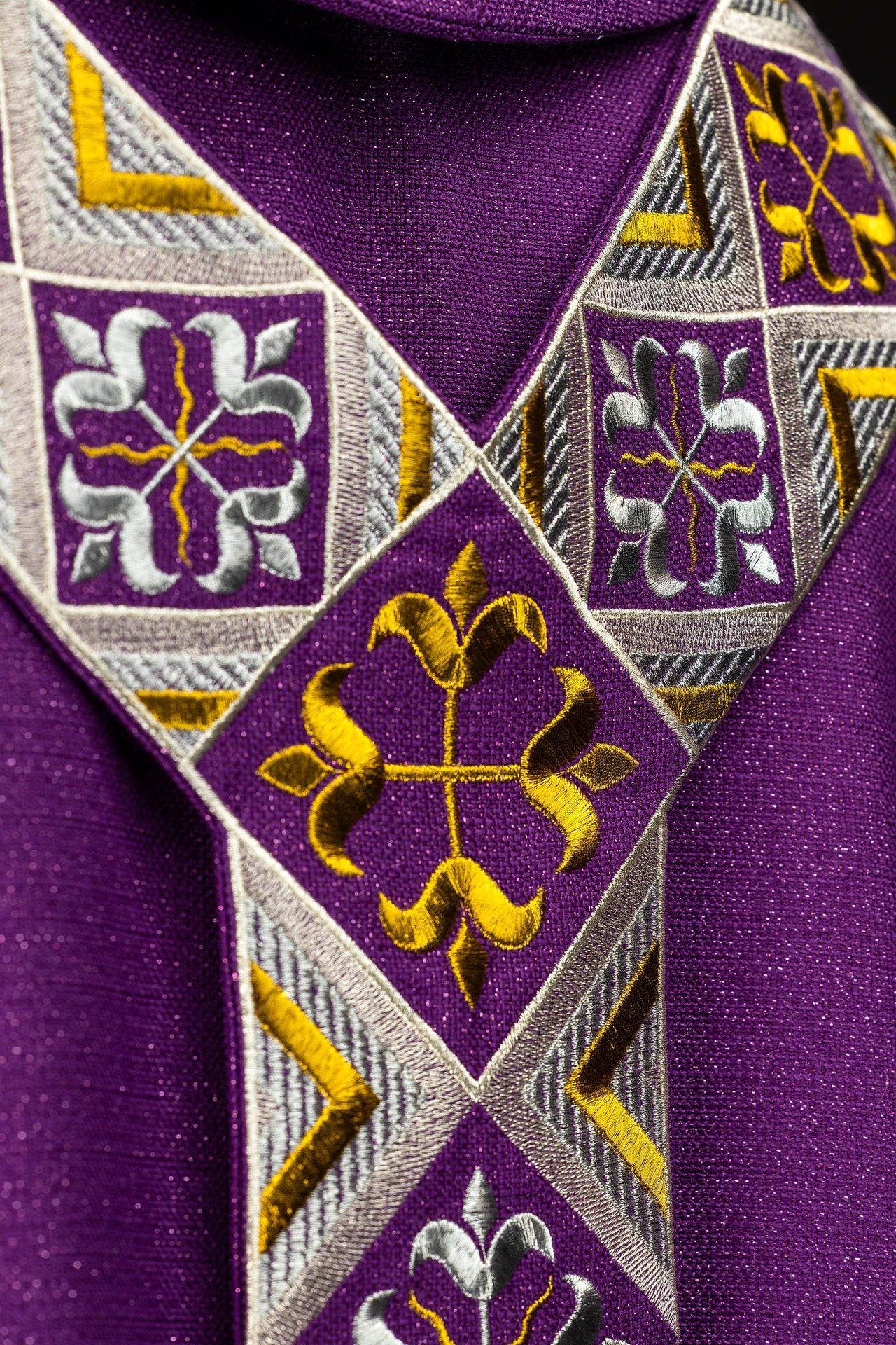 Cíngulo bordado para casulla incluido en el conjunto con la casulla color violeta LE/7042/03 - CASULLAS.ES