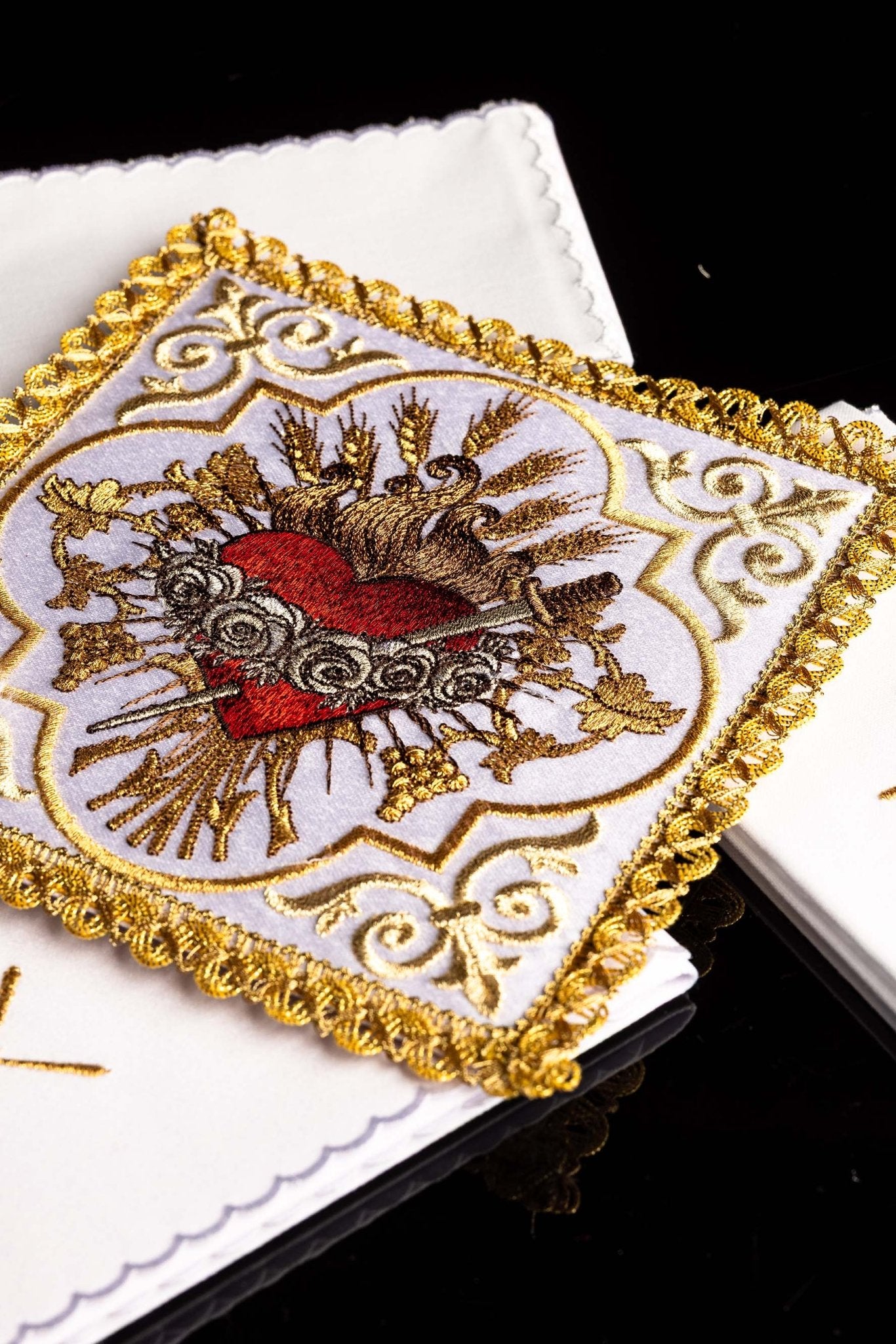 Conjunto de ropa litúrgica de altar bordada con el Corazón de María KK/5009 - CASULLAS.ES