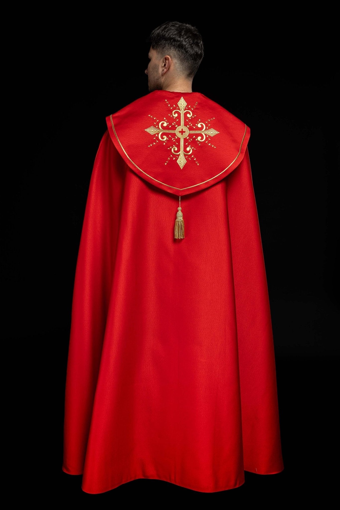 Czerwona kapa liturgiczna z haftem w złote krzyże