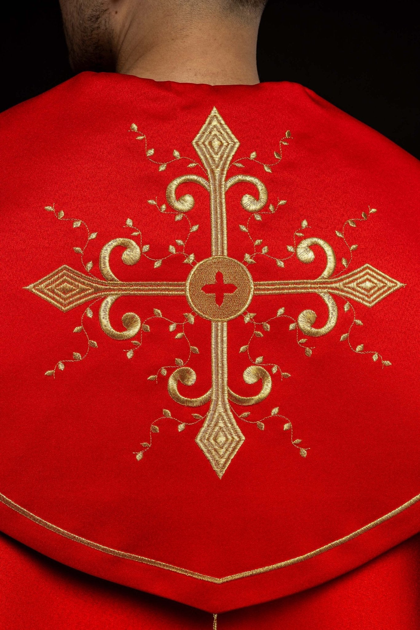 Czerwona kapa liturgiczna z haftem w złote krzyże
