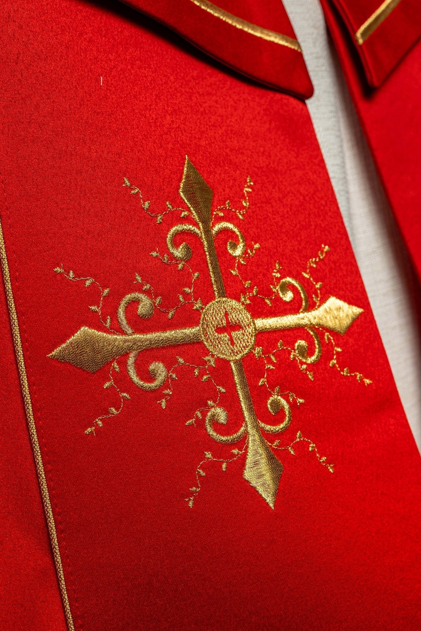 Czerwona kapa liturgiczna z haftem w złote krzyże