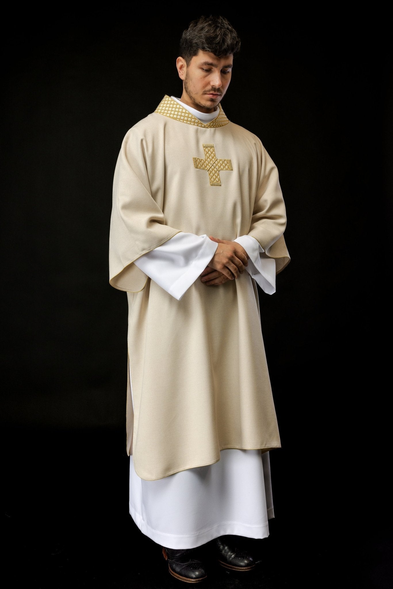 Dalmacia con cruces bordadas y cuello crudo S - 1070 - 05 - 70 - D DALMATYK - CASULLAS.ES