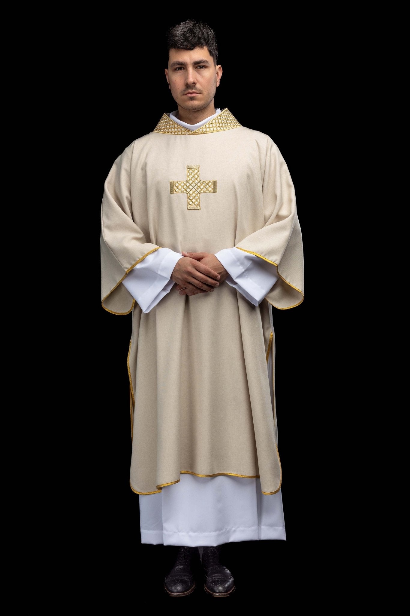 Dalmacia con cruces bordadas y cuello crudo S-1070-05-70-D DALMATYK - CASULLAS.ES