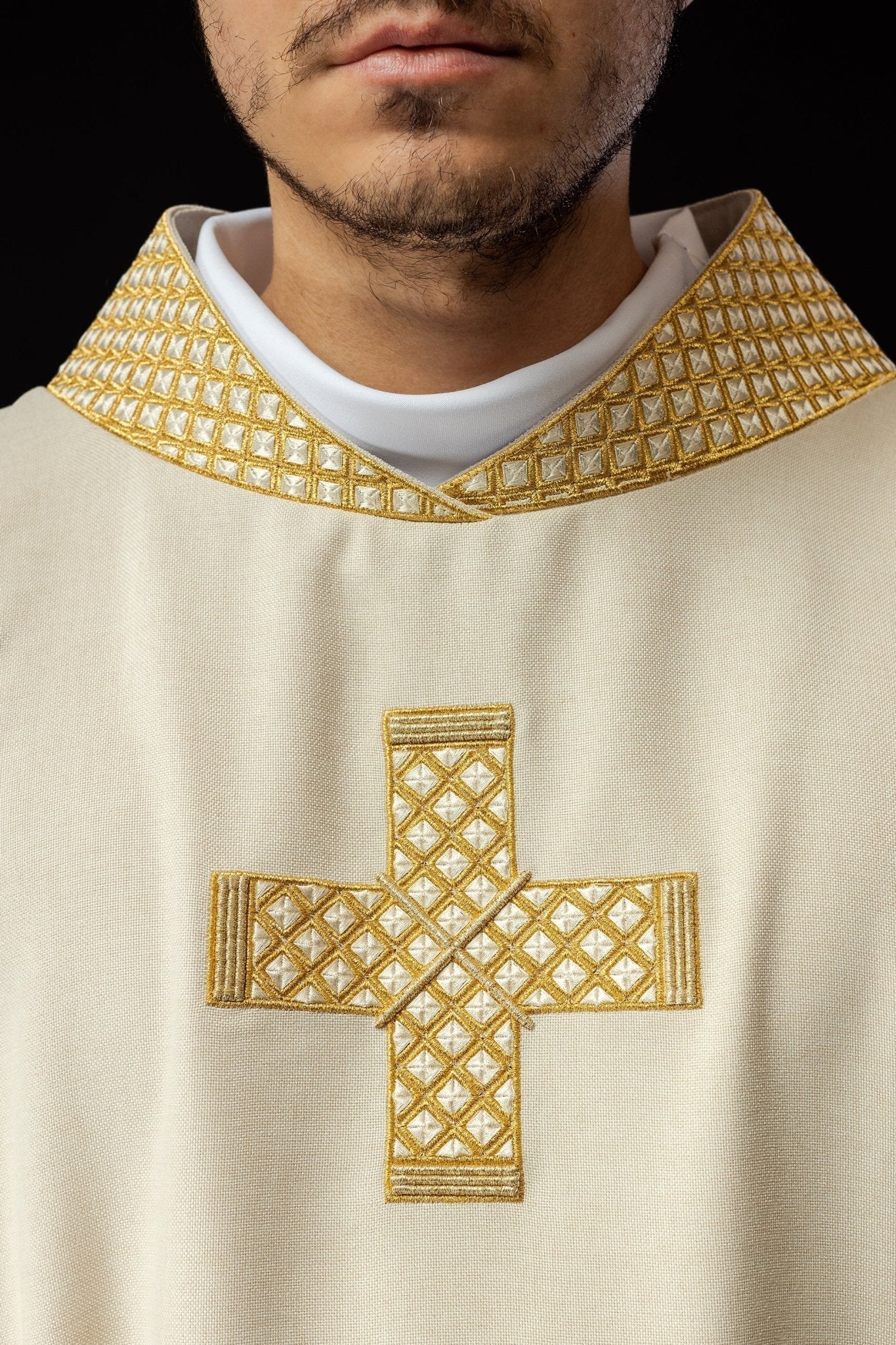 Dalmacia con cruces bordadas y cuello crudo S - 1070 - 05 - 70 - D DALMATYK - CASULLAS.ES