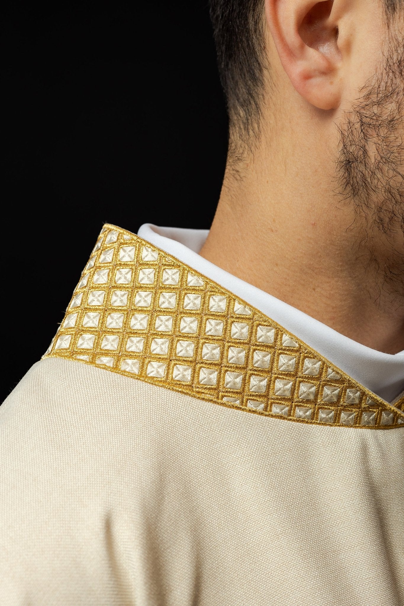 Dalmacia con cruces bordadas y cuello crudo S - 1070 - 05 - 70 - D DALMATYK - CASULLAS.ES