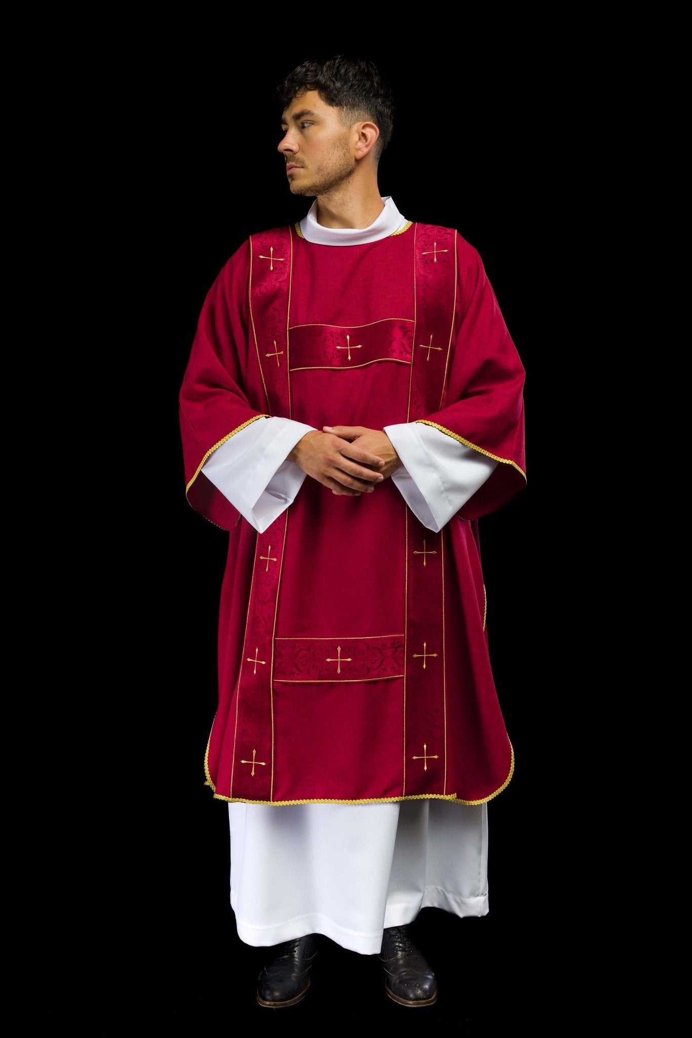 Dalmática con cintas de terciopelo y cruces doradas bordadas roja LE/1073/02/B - CASULLAS.ES
