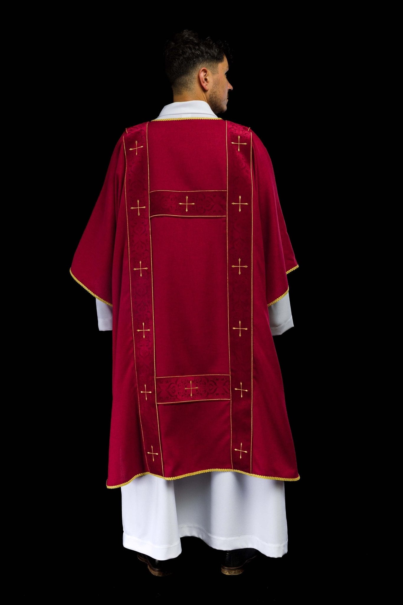 Dalmática con cintas de terciopelo y cruces doradas bordadas roja LE/1073/02/B - CASULLAS.ES