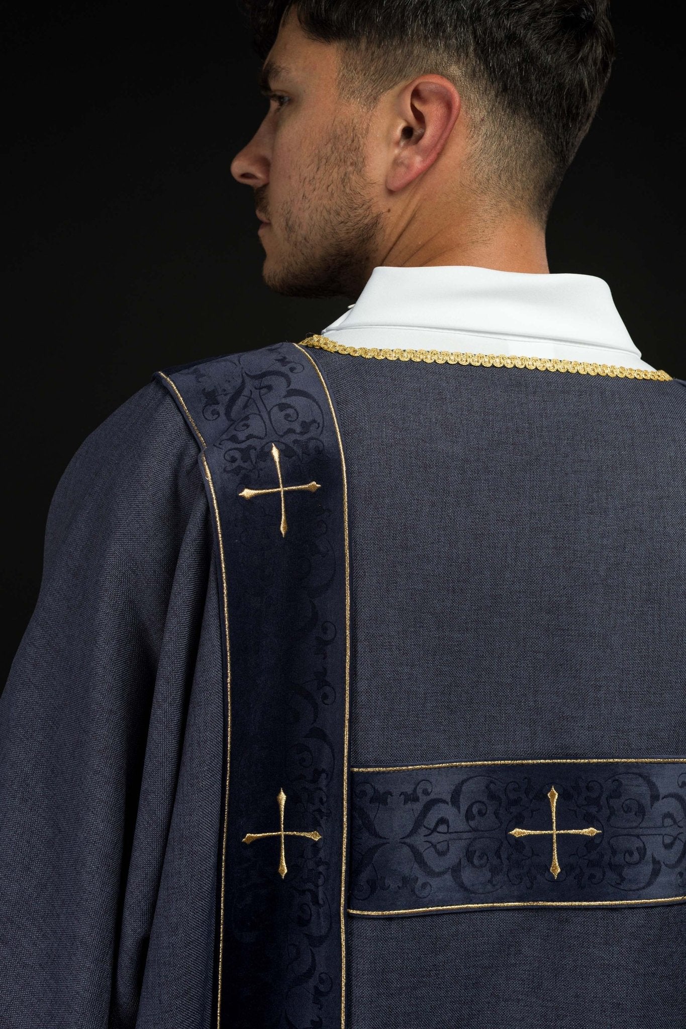 Dalmática con cintas de terciopelo y cruces doradas bordadas violeta LE/1073/03/B - CASULLAS.ES