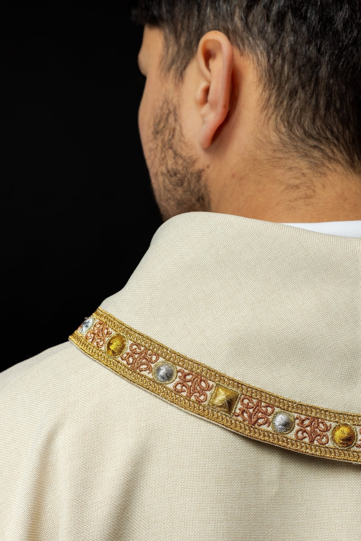 Dalmática con símbolo IHS y cuello crudo S - 1073 - 05 - 70 - D - CASULLAS.ES