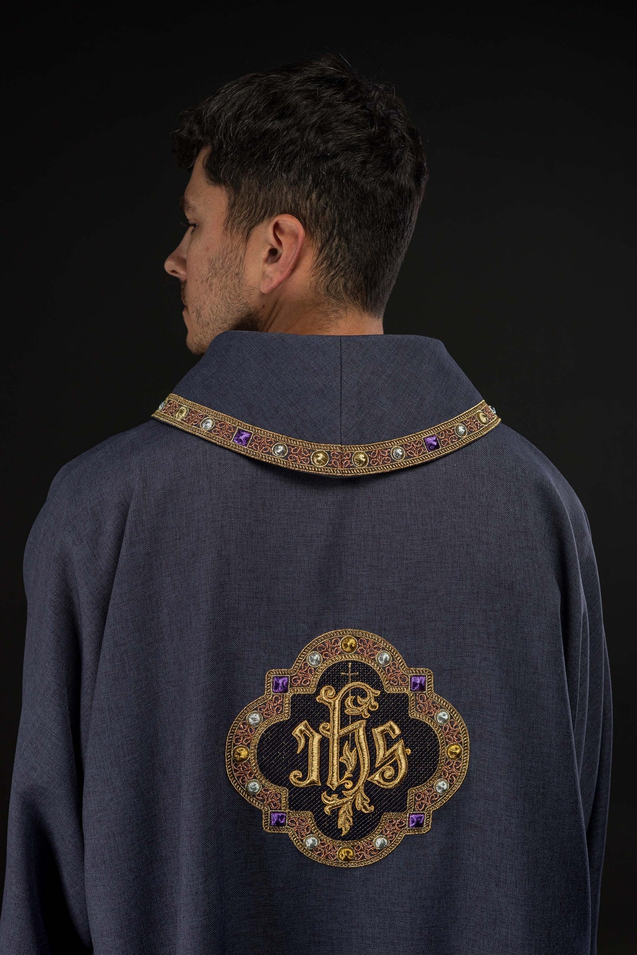 Dalmática con símbolo IHS y cuello en color morado S-1073-03-70-D - CASULLAS.ES