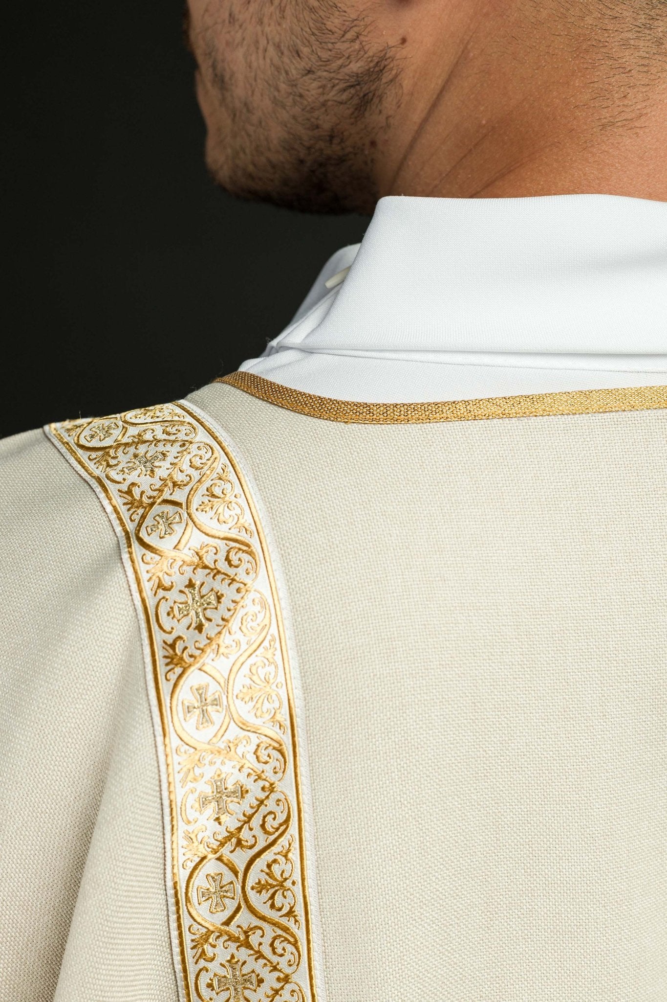 Dalmática ecru decorada con cintas de jacquard doradas KDL/395/05/70/B - CASULLAS.ES