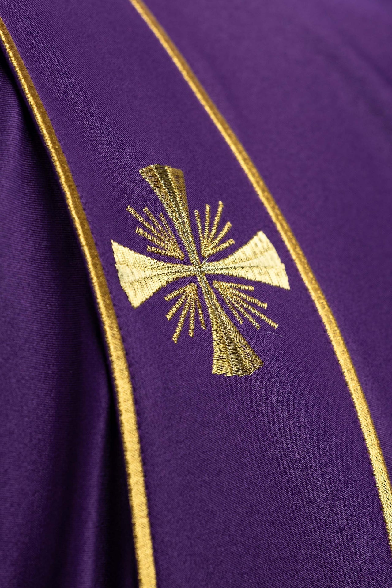 Dalmática morada con bandas y cruces doradas bordadas KDL/285/03/53/B - CASULLAS.ES