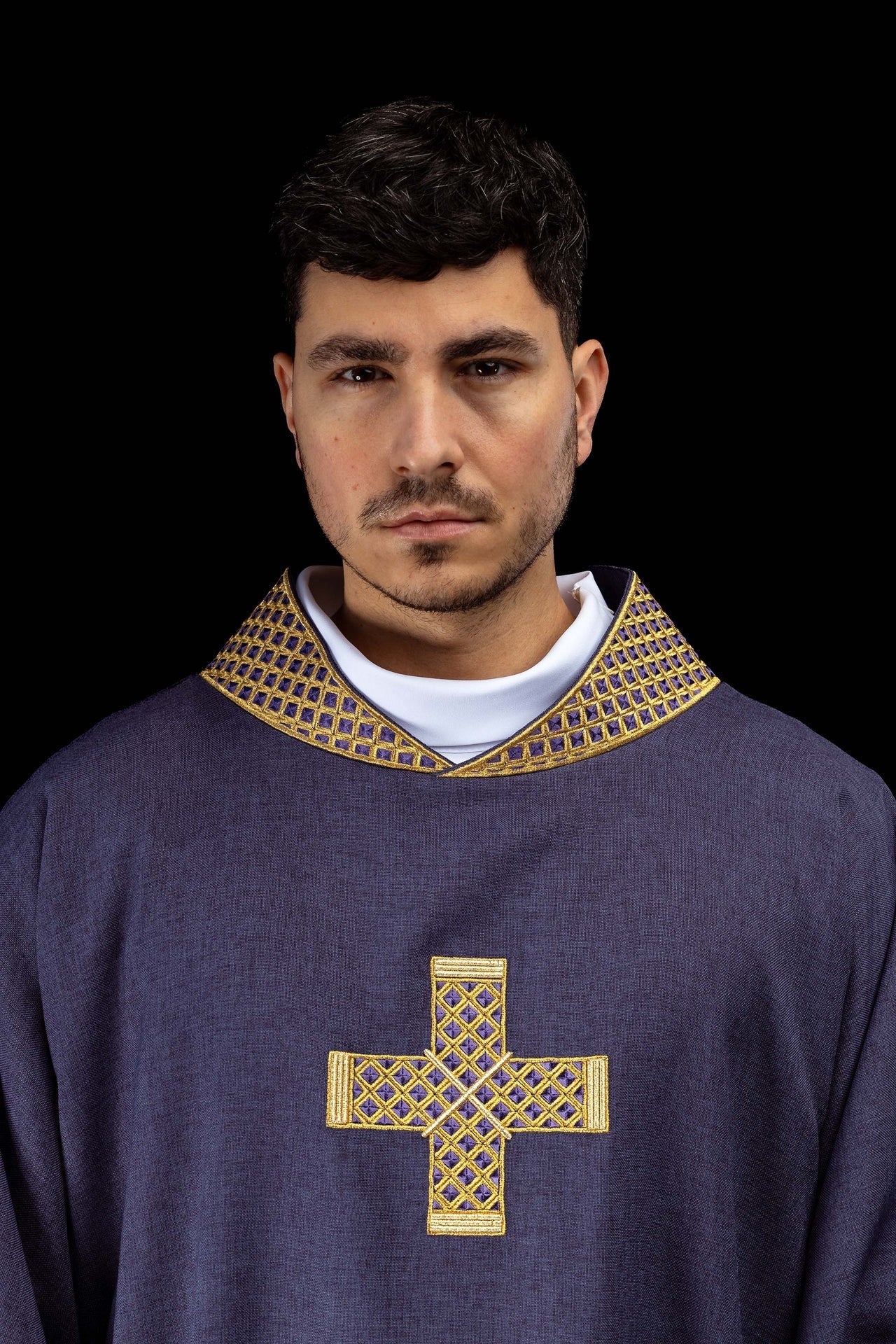 Dalmática morada con cruces bordadas y cuello S-1070-03-70-D DALMATYK - CASULLAS.ES
