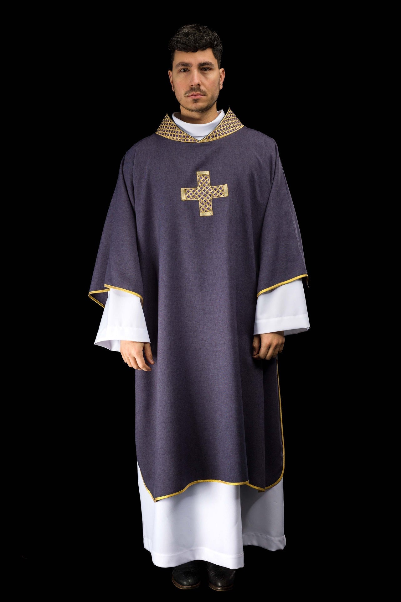 Dalmática morada con cruces bordadas y cuello S-1070-03-70-D DALMATYK - CASULLAS.ES