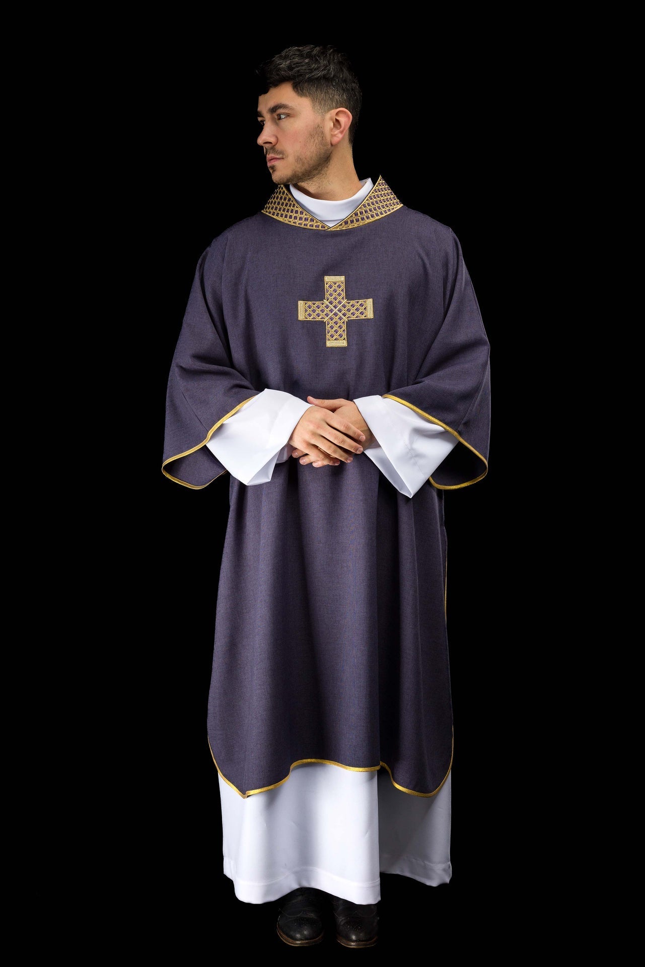 Dalmática morada con cruces bordadas y cuello S-1070-03-70-D DALMATYK - CASULLAS.ES