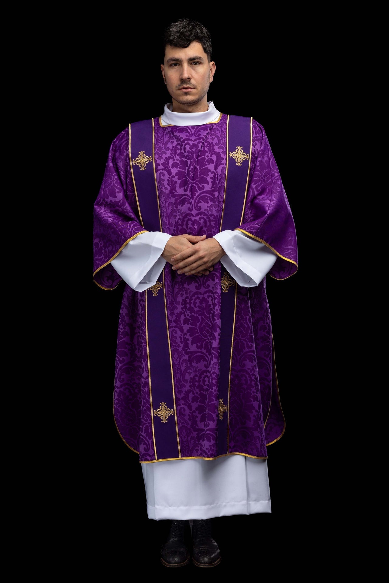 Dalmática morada de jacquard con bandas y cruces doradas bordadas KDL/284/03/81/B - CASULLAS.ES