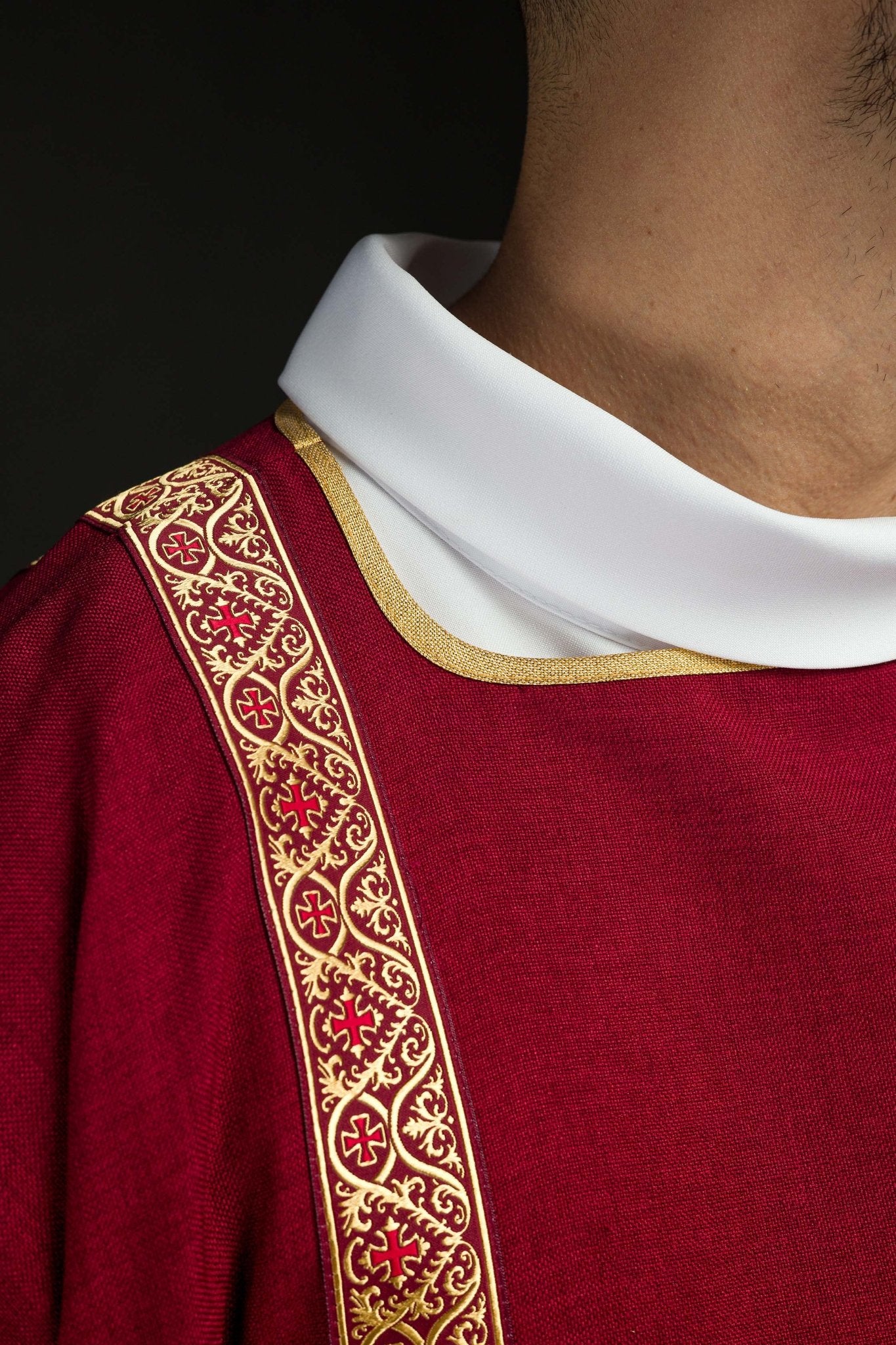 Dalmática roja decorada con cintas de jacquard doradas KDL/395/02/70/B - CASULLAS.ES