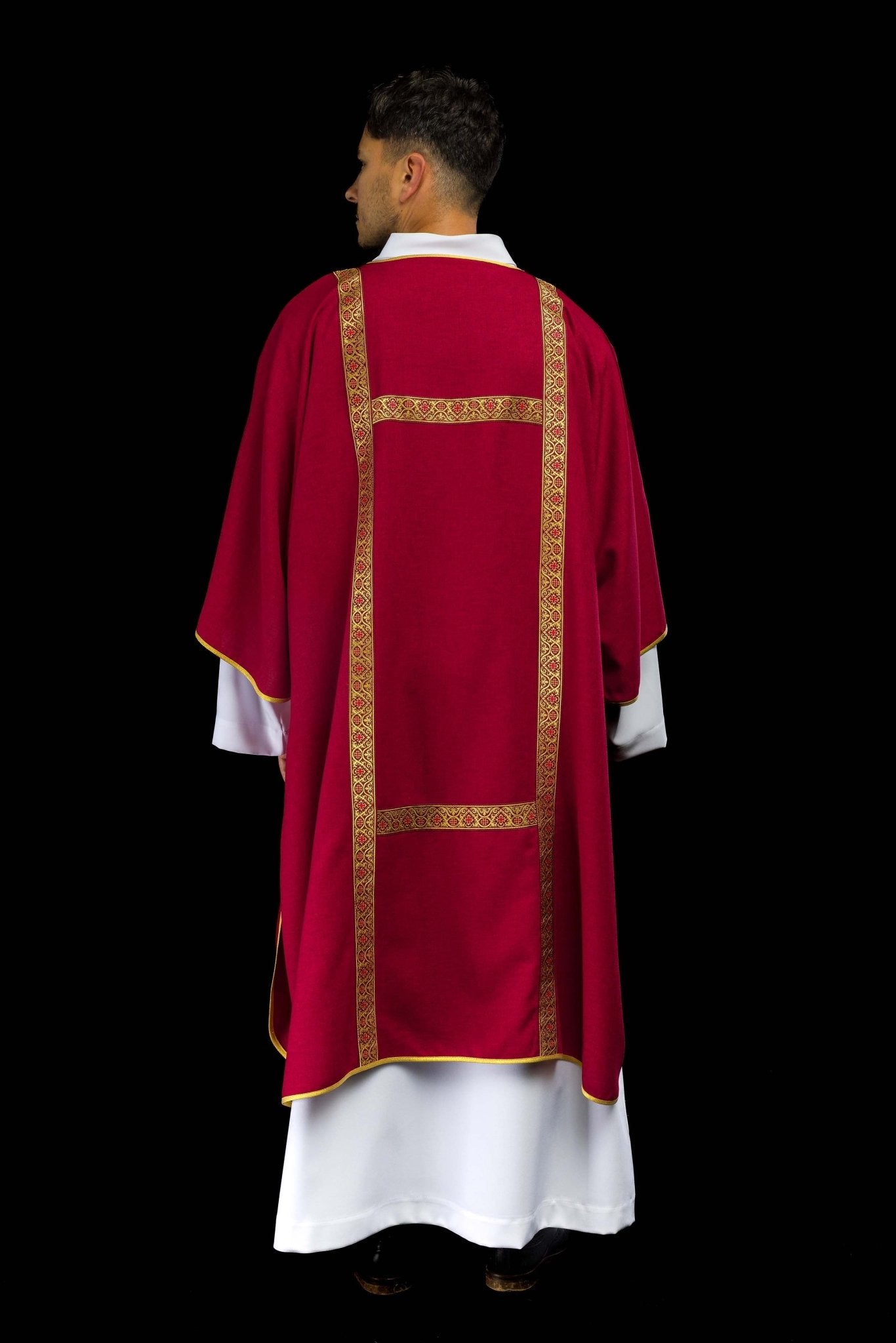 Dalmática roja decorada con cintas de jacquard doradas KDL/395/02/70/B - CASULLAS.ES