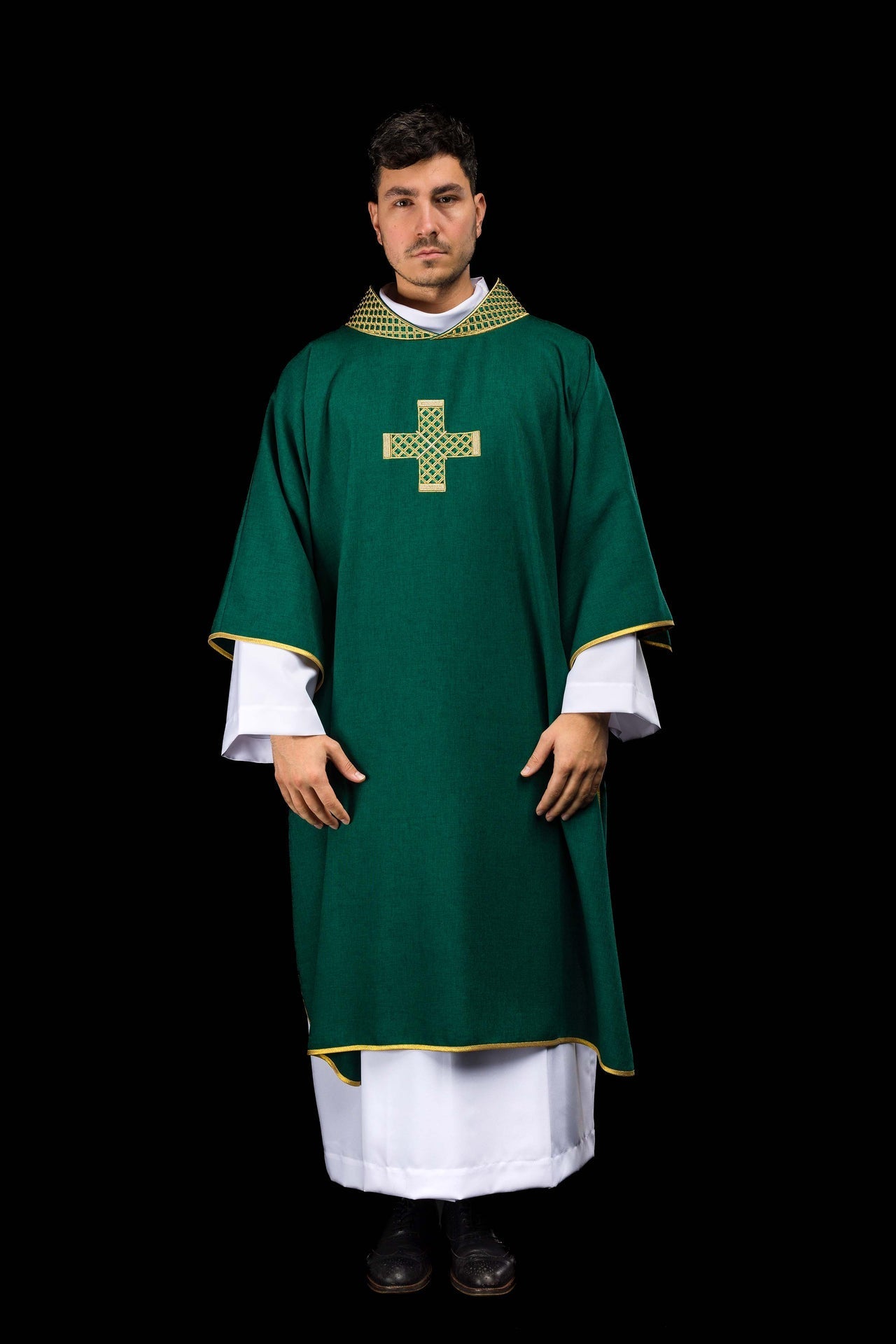 Dalmatica verde con cruces bordadas y cuello decorado S-1070-01-70-D DALMATYK - CASULLAS.ES