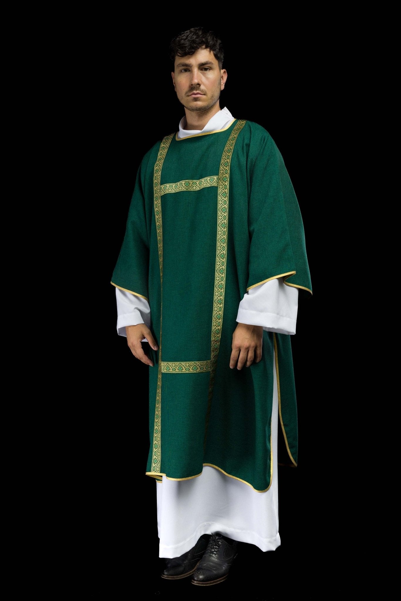 Dalmática verde decorada con cintas de jacquard doradas KDL/395/01/70/B - CASULLAS.ES