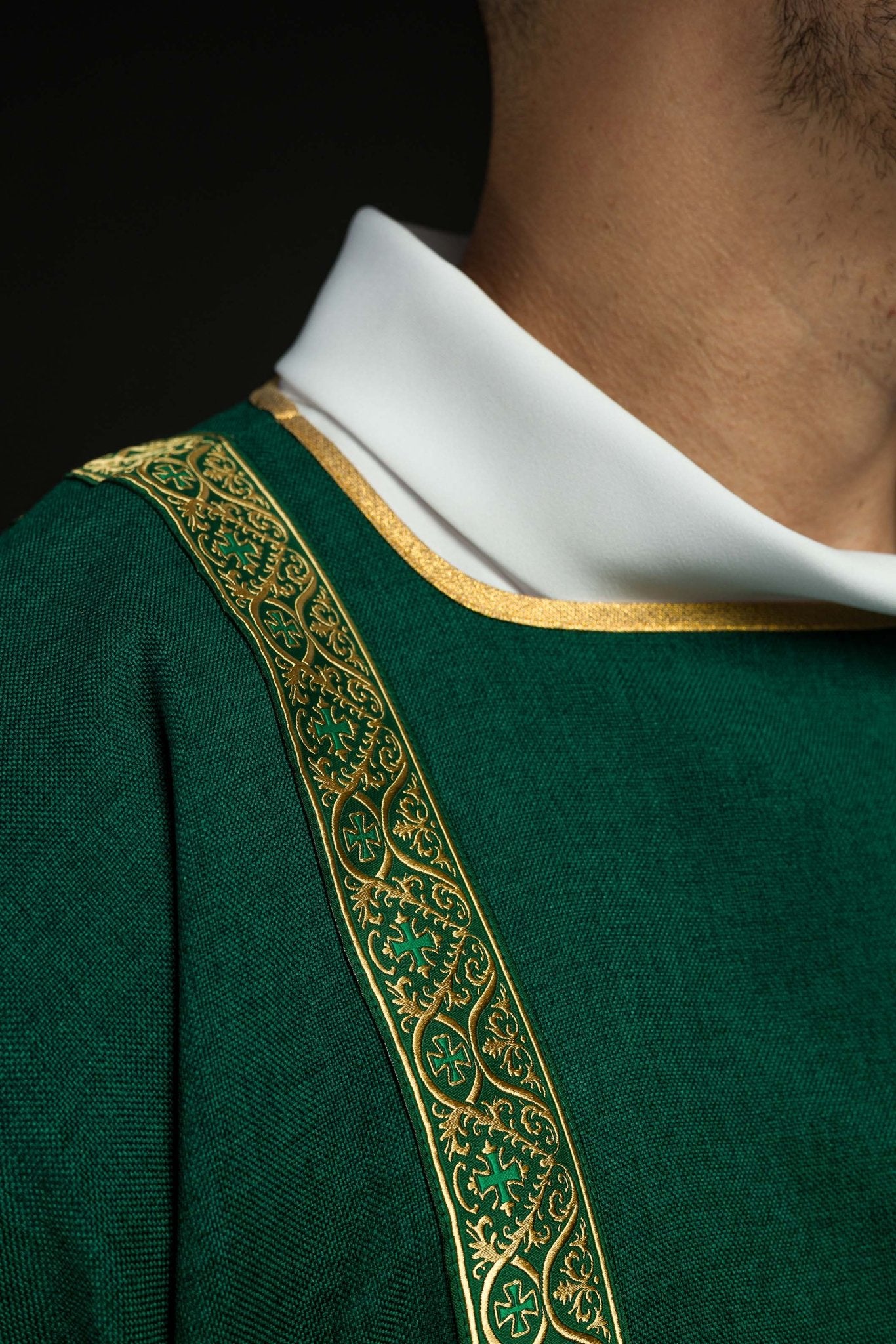 Dalmática verde decorada con cintas de jacquard doradas KDL/395/01/70/B - CASULLAS.ES