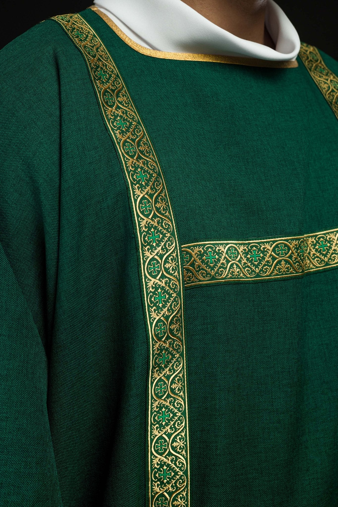 Dalmática verde decorada con cintas de jacquard doradas KDL/395/01/70/B - CASULLAS.ES