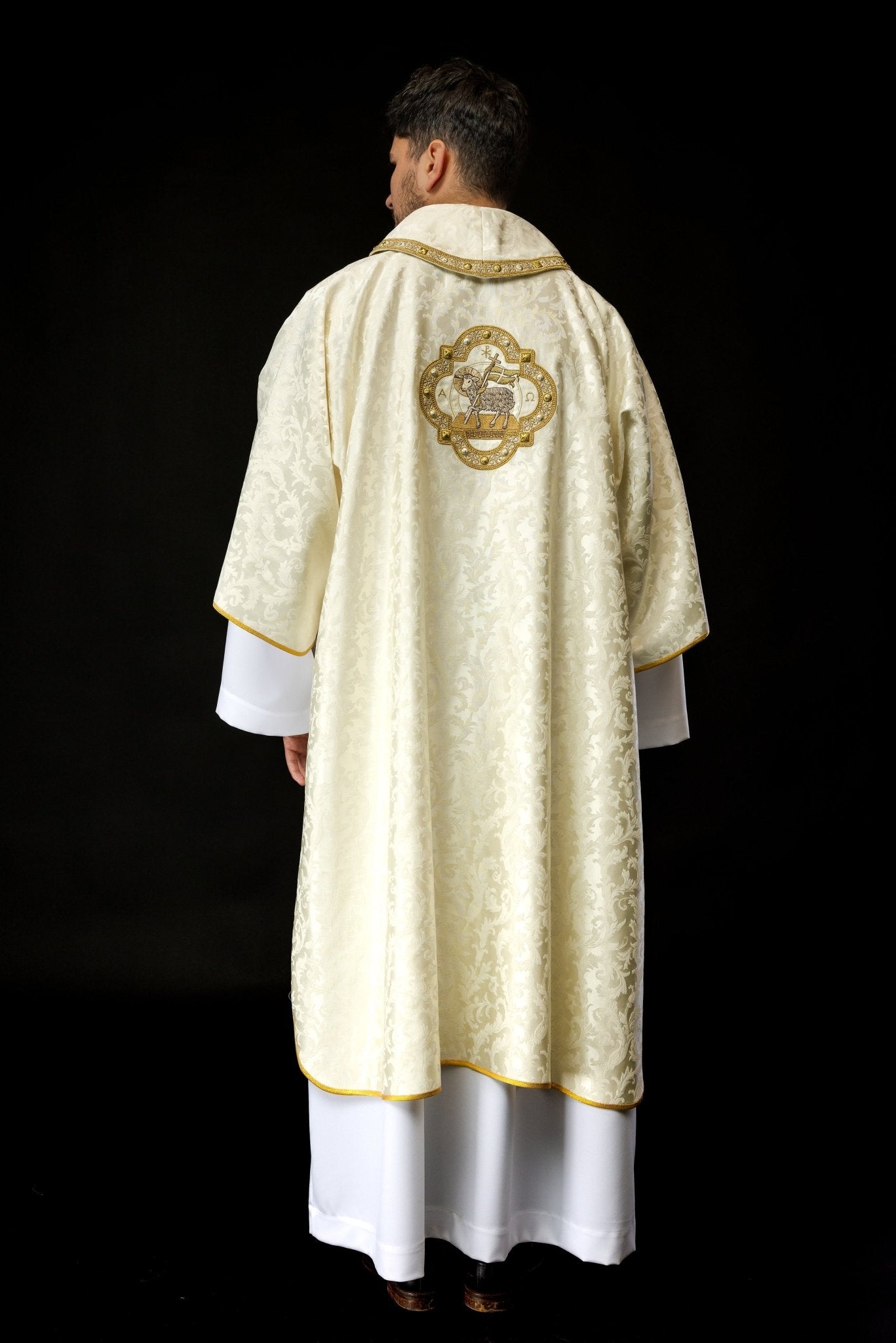 Dalmatyka con el Cordero de Pascua confeccionada en un tejido decorativo S - 1072 - 05 - 88 - D - CASULLAS.ES