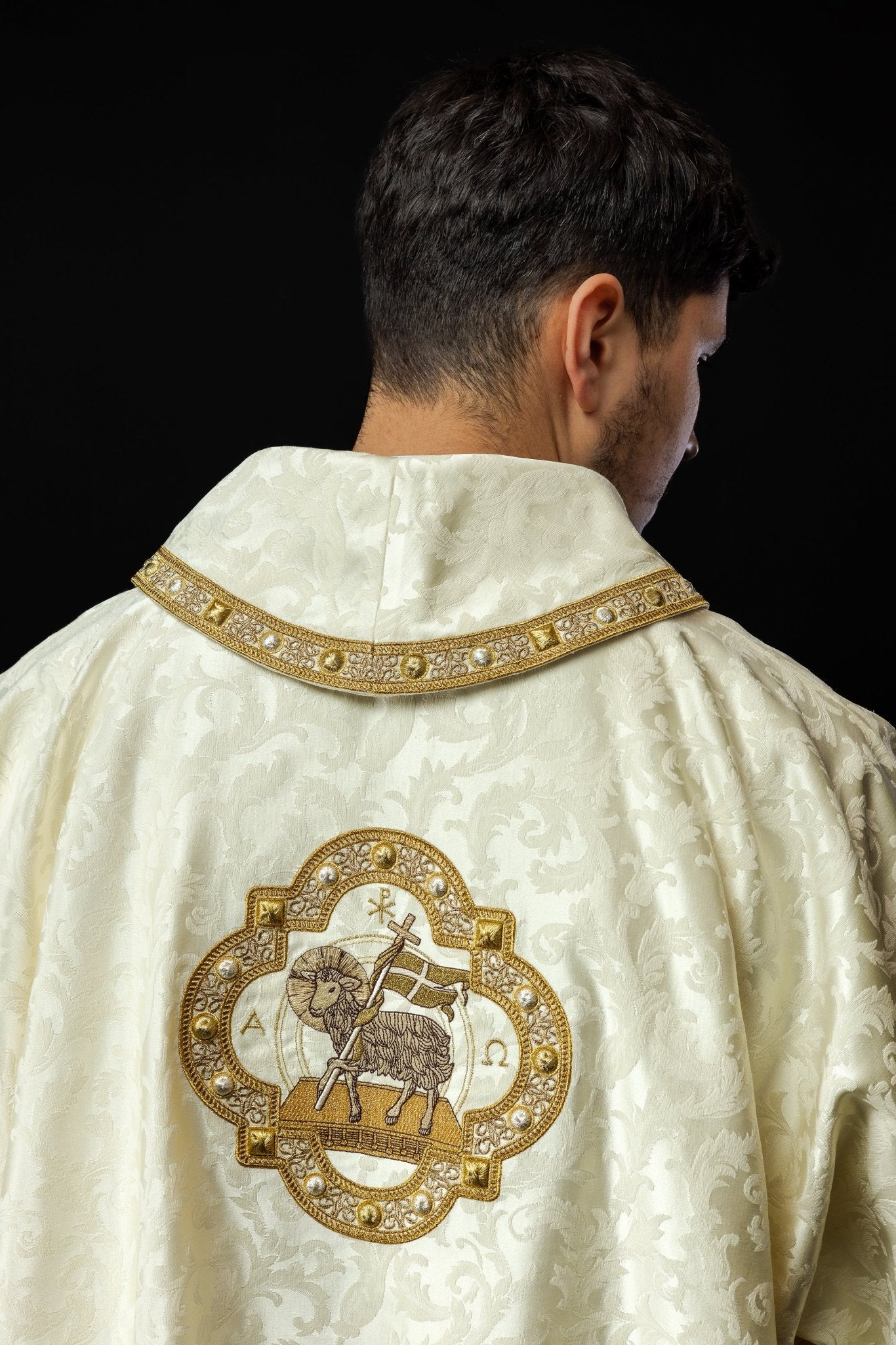 Dalmatyka con el Cordero de Pascua confeccionada en un tejido decorativo S - 1072 - 05 - 88 - D - CASULLAS.ES