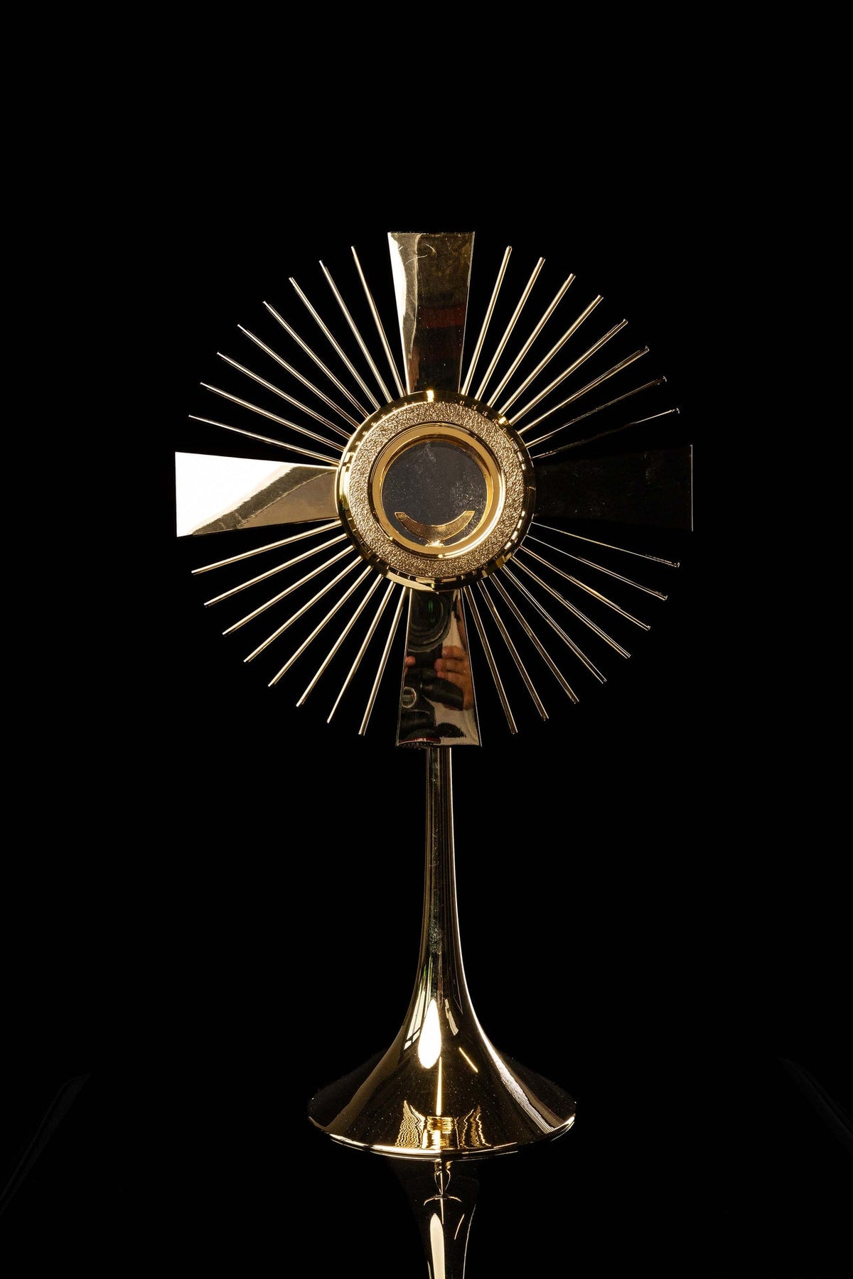 Custodia de latón bañada en oro con cruz, 59 cm, vista frontal completa