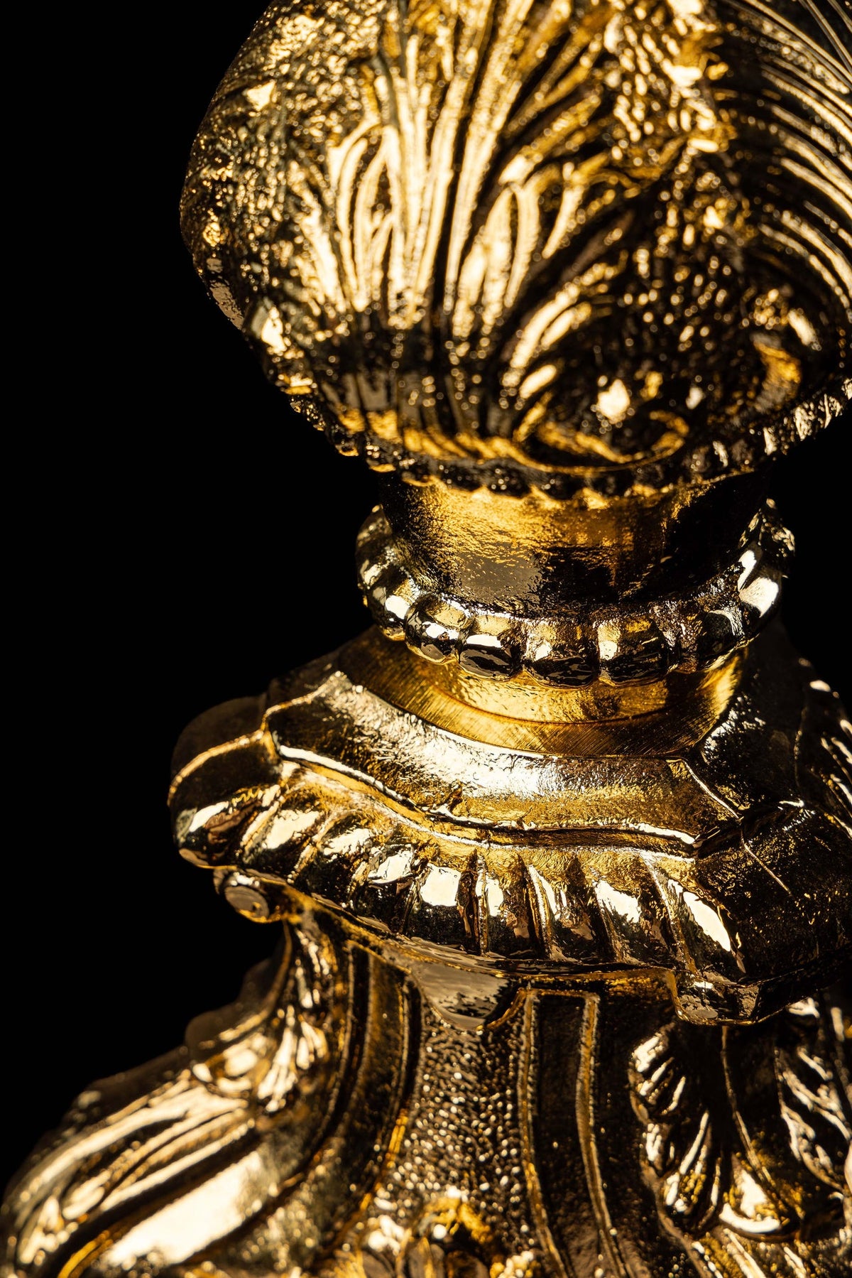 Custodia barroca de latón bañada en oro, detalle del pie con relieves ornamentales