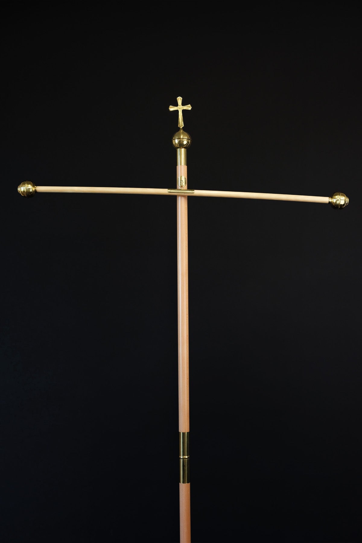 Asta de madera clara para estandarte litúrgico