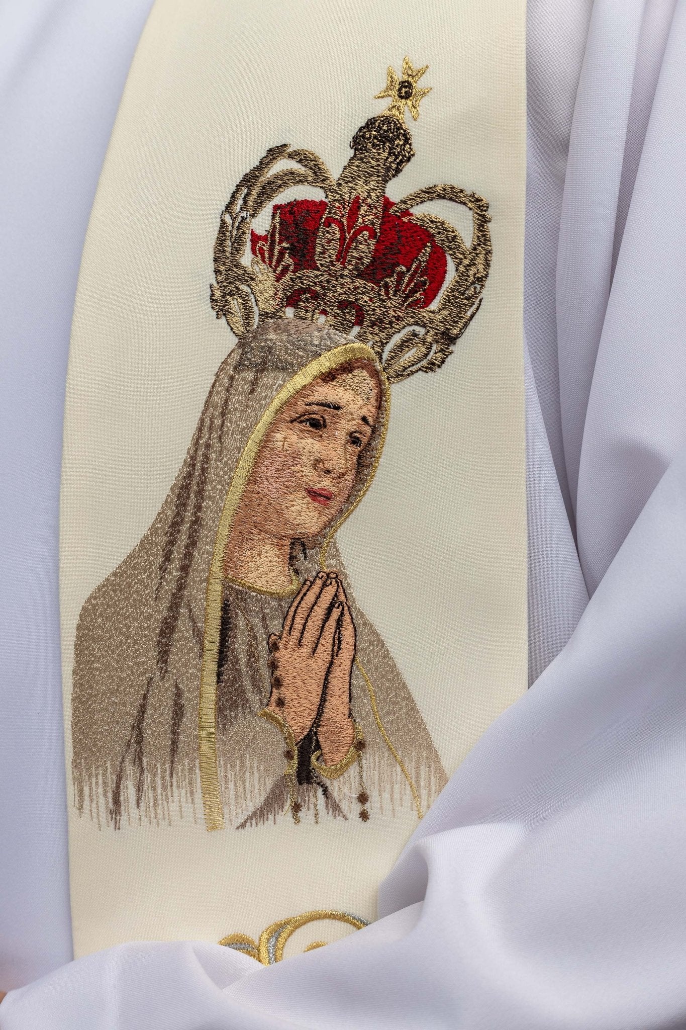 Estola bordada con la imagen de Nuestra Señora de Fátima KSW2/012/05/01 - CASULLAS.ES