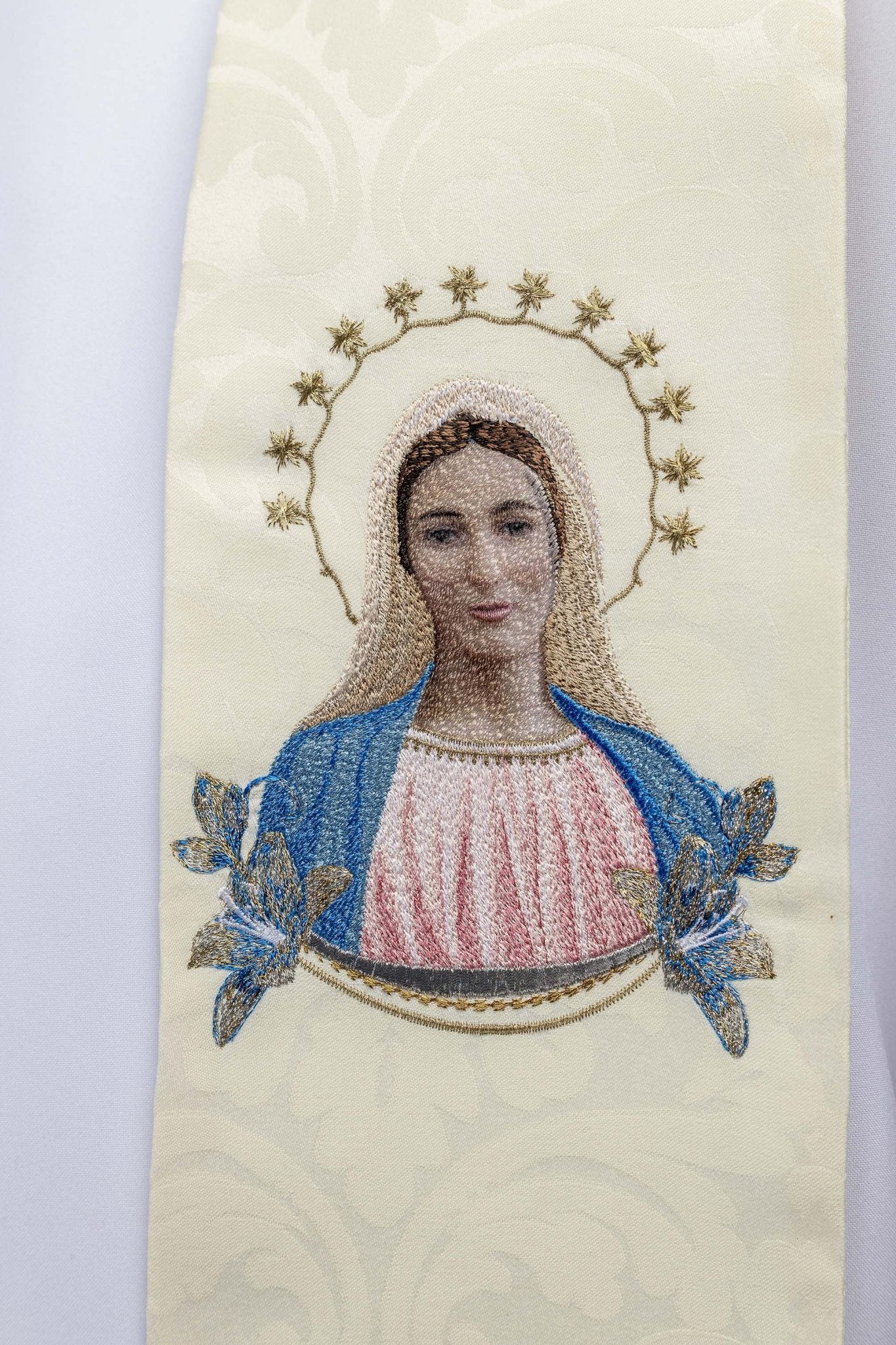 Estola bordada con la imagen de Nuestra Señora de Medjugorje KSW2/003/05/81 - CASULLAS.ES