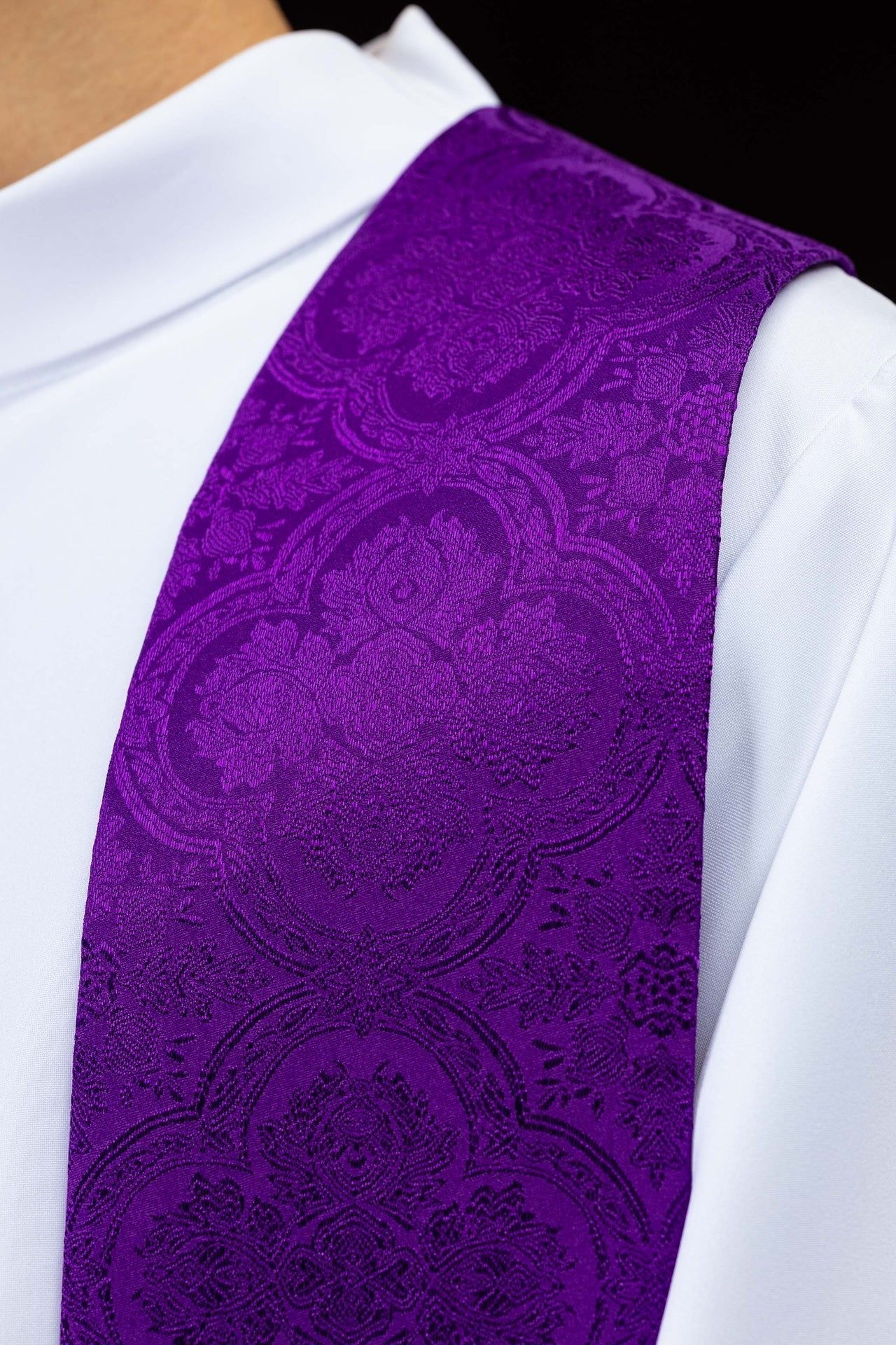 Estola bordada con motivo de Cruz en tejido jacquard morado KST/639/03/11 - CASULLAS.ES