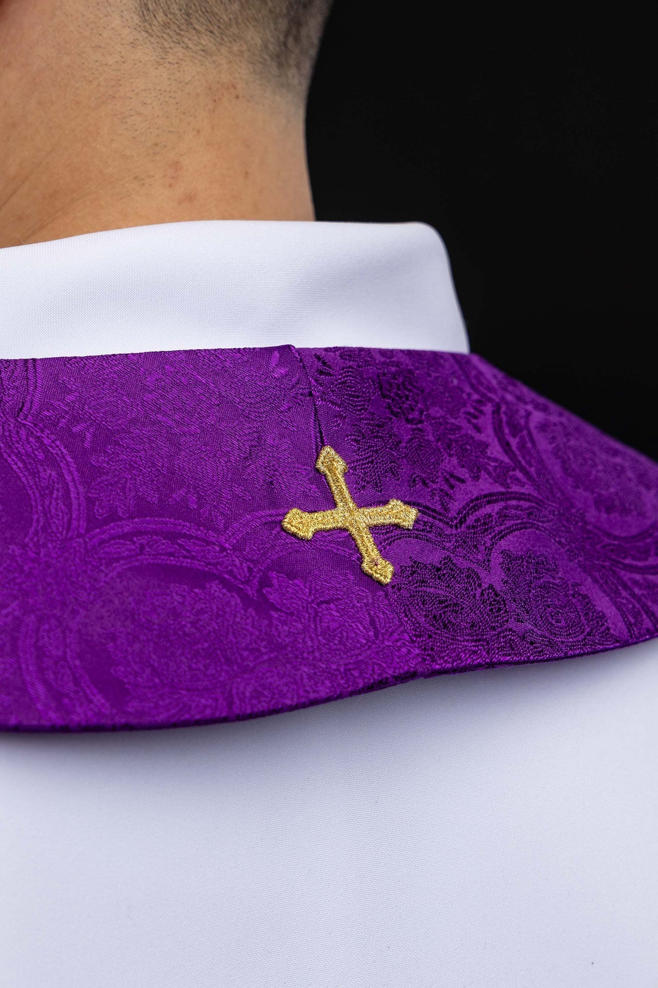 Estola bordada con motivo de la Cruz tejido jacquard morado KST/638/03/11 - CASULLAS.ES