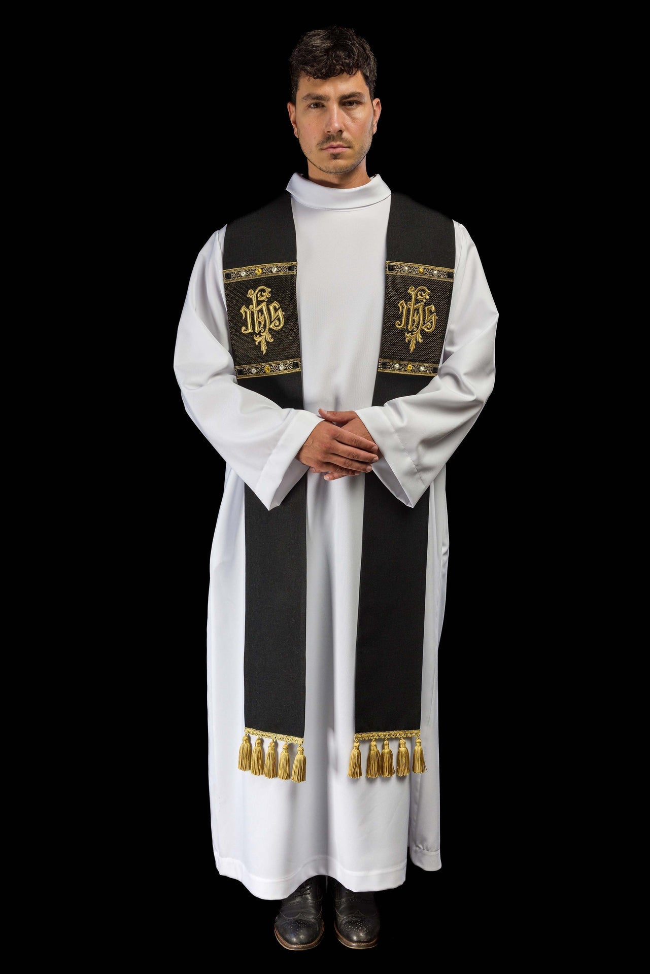 Estola bordada con motivo IHS en color negro S-2067-07-70 - CASULLAS.ES